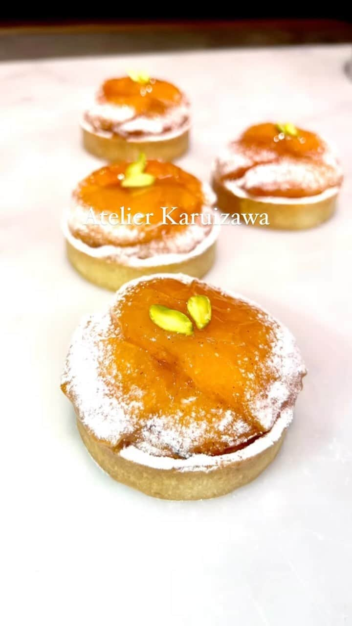 青木定治のインスタグラム：「La tarte de ce mois-ci de Karuizawa Atelier est une tarte aux abricots de la préfecture de Nagano ! Une tarte simple à base d'abricots frais mélangés avec du beurre, du sucre et de la vanille. Le goût aigre-doux vous fera fermer les yeux ! 😁😁🤣 軽井沢アトリエの今月のタルトは長野県産の杏のタルトです！フレッシュの杏にバターと砂糖とバニラを絡めて焼き上げたものをシンプルにタルトに仕上げました。甘酸っぱくて目を閉じてしまうでしょう！ #sadaharuaoki  #サダハルアオキ #paris #france #パリ　#isetan #tokyo #japon  #アムールデュショコラ #isetan #pastry #蛋糕　#케이크 #macaron #galettedesrois #chocolat  #バレンタイン　#ホワイトデー　 #長野県 #Kyoto #京都　#軽井沢 #karuizawa #salonduchocolat #hankyu #isetan #relaisdeserts #抹茶　#matcha」