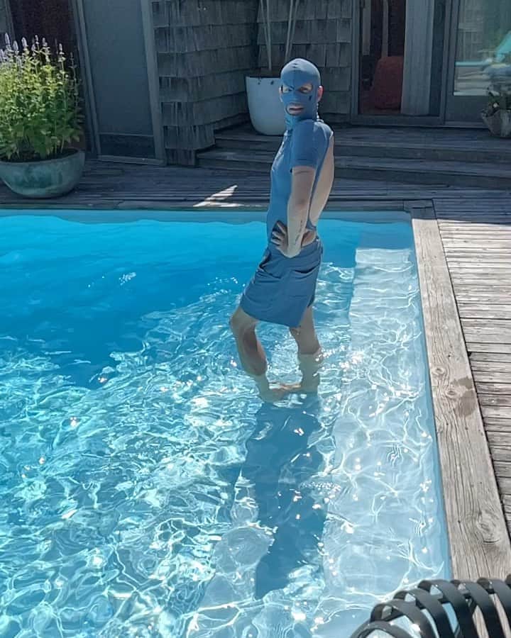 ジャスティン・トランターのインスタグラム：「Grandma’s first time on fire island. (It’s me…I’m grandma)」