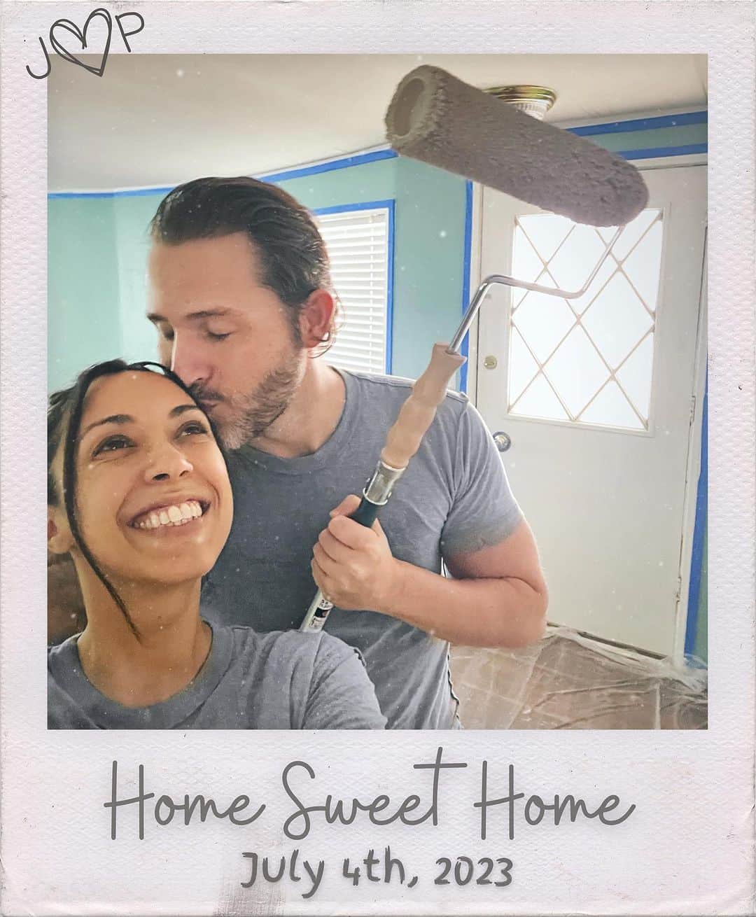 ジョシュア・デイビット・エバンスのインスタグラム：「Seriously, I can’t believe we have our own little home! Starting over has been one of the most difficult times in my life, but man oh man… it was worth it.   New career. Long hours. Trial and error. Saving every penny. Trusting myself. Listening to my wife’s advice and encouragement. Following through. Hitting every roadblock imaginable. Still getting back up and trying again. Moving to a new city. Trusting the process. Letting myself rest after months and months of struggles. Acknowledging the good around me. Stepping up and showing up. Being honest… like REALLY honest. Believing I’m worth it. Spending my free time with the most amazing girl I’ve ever known. Embracing old friendships. Being a better person. Understanding that having missteps doesn’t mean I’m a failure. Facing my mistakes. Learning more about accountability. Doing the work on myself to find a version I can be proud of. Being consistent with those I love most… and more importantly, myself.   Life is hard, but life is worth it. Don’t give up on yourselves everyone. I mean it. You deserve happiness too. When it’s time to make a change, do it, and stop putting it off. The good stuff is out there.   Go get it.   Cringey posts are my thing, ya know? Just happy to be comfortable in my own skin again.   #newdawn #newday #newlife #forPamelaAndMe」