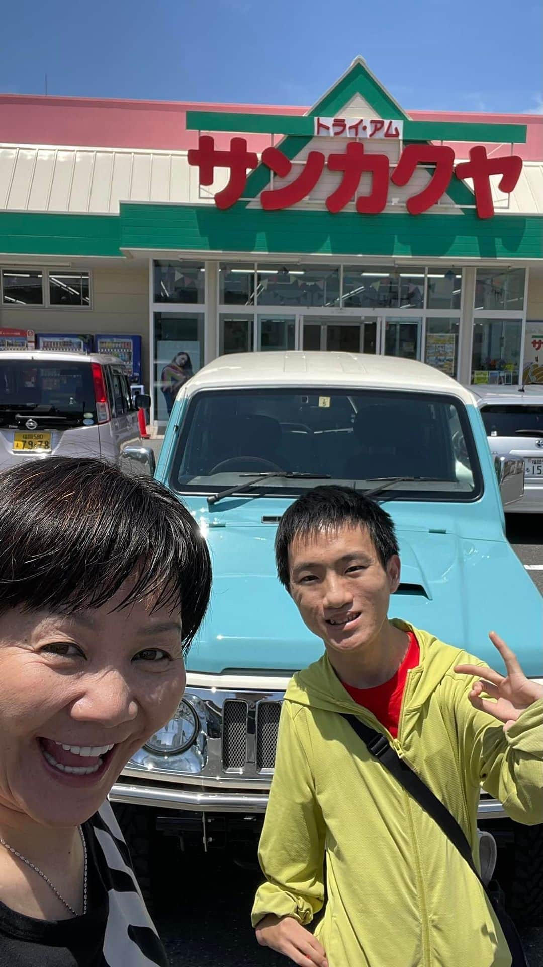 山本華世のインスタグラム：「ハンドメイド作家ナミくんと打ち合わせ‼️ 彼の心意気が大好きで新しいコースターの生地選びとステージで司会、もしくはバータービレッジで番組⁉️に向けてレッスンの打ち合わせ‼️時間の許す限り、私の出来る事❤️頑張ります‼️ #ハンドメイド #コースター #手作り #サンカクヤ #出会いに感謝」