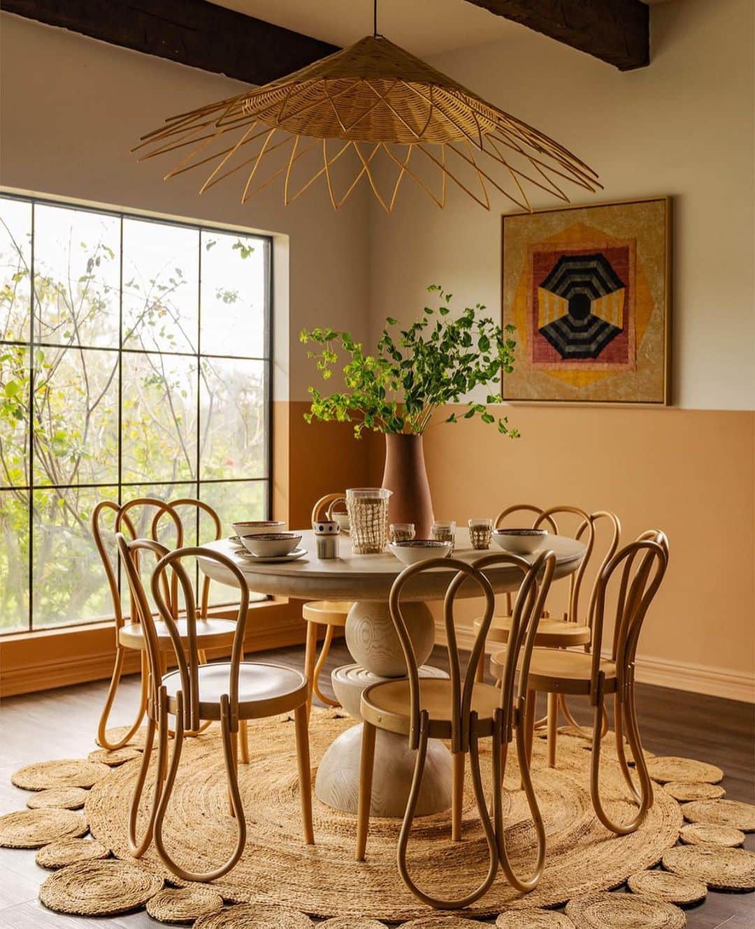 Meganのインスタグラム：「Mesmerised by this breakfast room designed by @lalareimagined and styled by @jleighwms ⚡️」