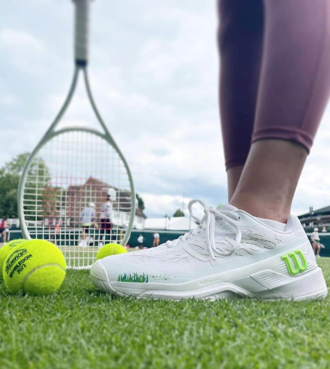 西口真央さんのインスタグラム写真 - (西口真央Instagram)「👟🎾🌱  ロンドンでゲットした カッコよくて！可愛くて！おしゃれなシューズ！！！  芝のイラスト🌱がまさにウィンブルドンのコートとマッチ🥹✨ 硬すぎず、柔らかすぎず足にすぐにフィットしてくれました👟  #Wilson #ウイルソン #テニスシューズ #HOPE #RUSHPRO」7月7日 6時34分 - maaaaaaaoo_1003