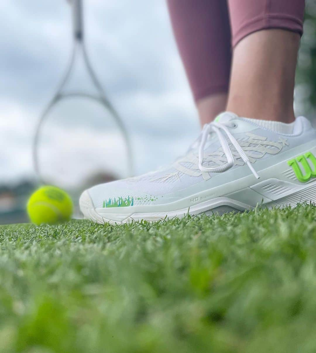 西口真央のインスタグラム：「👟🎾🌱  ロンドンでゲットした カッコよくて！可愛くて！おしゃれなシューズ！！！  芝のイラスト🌱がまさにウィンブルドンのコートとマッチ🥹✨ 硬すぎず、柔らかすぎず足にすぐにフィットしてくれました👟  #Wilson #ウイルソン #テニスシューズ #HOPE #RUSHPRO」