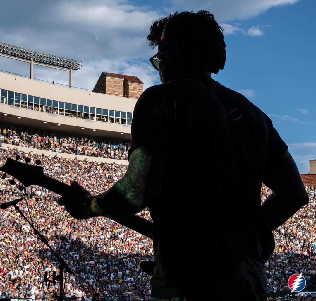 ジョン・メイヤーさんのインスタグラム写真 - (ジョン・メイヤーInstagram)「It doesn’t get better than three nights at Folsom Field in Boulder with @deadandcompany. Oh wait no yes it does… it gets way better when Dave Matthews (@davematthewsband) shows up and for four songs makes everyone believe they’re dreaming. The afterglow is still shining bright…」7月7日 6時34分 - johnmayer