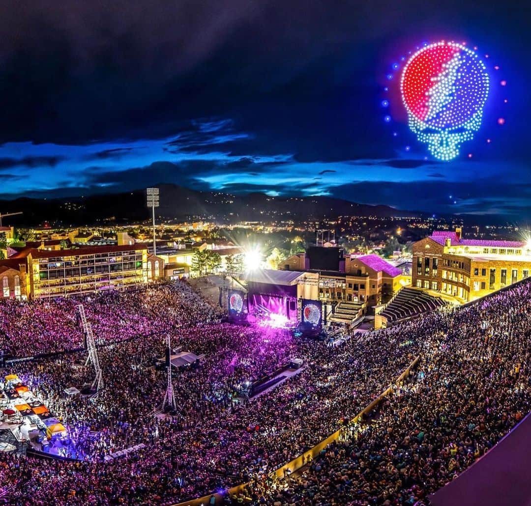 ジョン・メイヤーさんのインスタグラム写真 - (ジョン・メイヤーInstagram)「It doesn’t get better than three nights at Folsom Field in Boulder with @deadandcompany. Oh wait no yes it does… it gets way better when Dave Matthews (@davematthewsband) shows up and for four songs makes everyone believe they’re dreaming. The afterglow is still shining bright…」7月7日 6時34分 - johnmayer