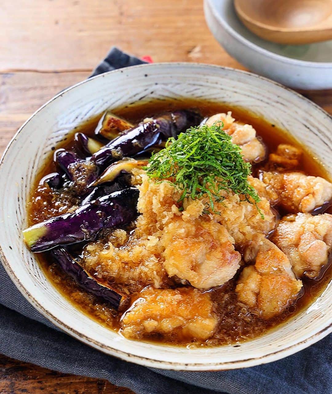Mizuki【料理ブロガー・簡単レシピ】さんのインスタグラム写真 - (Mizuki【料理ブロガー・簡単レシピ】Instagram)「・カリッじゅわ〜食感💕 ⁡ ［#レシピ ］ ーーーーーーーーーーーーーーーー 揚げない！鶏肉となすの揚げ出し ーーーーーーーーーーーーーーーー ⁡ ⁡ ⁡ おはようございます☺️ ⁡ 💬インスタの新しいアプリ 『#Threads 』はじめました🌸 あちらではレシピ未満の料理とか 変な暮らしを綴りますので 仲良くしてくださいね✨ ラフな感じで繋がりましょう🥰 ⁡(ストーリー、ハイライトから💨) ⁡ ⁡  さて、レシピです📝 今日ご紹介させていただくのは \ 揚げない！鶏肉となすの揚げ出し / (再掲載) ⁡ 以前ご紹介した #揚げ出し鶏m に 野菜を加えてアレンジしました💕 ⁡ 作り方は超簡単！！ 鶏肉となすを一緒に焼いて おろし入りのお出汁をかけるだけ✨ カリッじゅわ〜な食感と ふわっと香るごま油が たまらない味わいですよ〜😋 ⁡ フライパンひとつでできるので よかったらお試し下さいね♩ ⁡ ⁡ ⁡ ⋱⋰ ⋱⋰ ⋱⋰ ⋱⋰ ⋱⋰ ⋱⋰ ⋱⋰ ☑︎簡単・時短・節約レシピ更新中 @mizuki_31cafe ⁡ ☑︎謎の暮らし＆変なライブ垢 @mizuki_kurashi ⋱⋰ ⋱⋰ ⋱⋰ ⋱⋰ ⋱⋰ ⋱⋰ ⋱⋰ ⁡ ⁡ ⁡ ＿＿＿＿＿＿＿＿＿＿＿＿＿＿＿＿＿＿＿ 【2人分】 鶏もも肉...1枚(250g) 塩こしょう...少々 片栗粉...大1 なす...2本(200g) 大根...150g ごま油...大2 ●水...200ml ●醤油・みりん...各大2 ●和風顆粒だし...小1/3 大葉(千切り)...適量 ⁡ 1.大根はすり下ろして軽く水気を切る。鶏肉は3cm大に切り、塩こしょうを振って片栗粉をまぶす。なすは長さを半分にし、縦6等分に切り、水に5分晒して水気を拭く。 2.フライパンにごま油を中火で熱し、鶏肉となすを両面焼き、火が通ったら器に盛る。 3.そのままのフライパンに●を入れて煮立てる。大根おろしを加えて火を止め、2にかけ、大葉をのせる。 ￣￣￣￣￣￣￣￣￣￣￣￣￣￣￣￣￣￣￣ ⁡ ⁡ 《ポイント》 ♦︎なすはしっかり水気を切り(できれば拭いて)、皮目から焼くと色鮮やかに仕上がります♩ ♦︎直径26cm以上のフライパンを使用するのがおすすめです♩ ♦︎お出汁はたっぷりです♩ ⁡ ⁡ ⁡ ⁡ ⁡ ⁡ ⋱⋰ ⋱⋰ ⋱⋰ ⋱⋰ ⋱⋰ ⋱⋰ ⋱⋰  愛用している調理器具・器など   #楽天ROOMに載せてます ‎𐩢𐩺  (ハイライトから飛べます🕊️) ⋱⋰ ⋱⋰ ⋱⋰ ⋱⋰ ⋱⋰ ⋱⋰ ⋱⋰ ⁡ ⁡ ⁡ ⁡ ⁡ ⁡ ✼••┈┈┈┈┈••✼••┈┈┈┈┈••✼ 今日のごはんこれに決まり！ ‎𓊆#Mizukiのレシピノート 500品𓊇 ✼••┈┈┈┈┈••✼••┈┈┈┈┈••✼ ⁡ ˗ˏˋ おかげさまで25万部突破 ˎˊ˗ 料理レシピ本大賞準大賞を受賞しました✨ ⁡ 6000点の中からレシピを厳選し まさかの【500レシピ掲載】 肉や魚のメインおかずはもちろん 副菜、丼、麺、スープ、お菓子 ハレの日のレシピ、鍋のレシピまで 全てこの一冊で完結 𓌉◯𓇋 (全国の書店・ネット書店で発売中) ⁡ ⁡ ⁡ ⁡ ⁡ ⁡ #鶏肉 #なす  #揚げ出し #大根 #大根おろし #なすレシピ #鶏肉レシピ #節約料理 #簡単料理  #時短料理 #料理 #mizukiレシピ  #アルモンデ #時短レシピ #節約レシピ #簡単レシピ」7月7日 6時44分 - mizuki_31cafe
