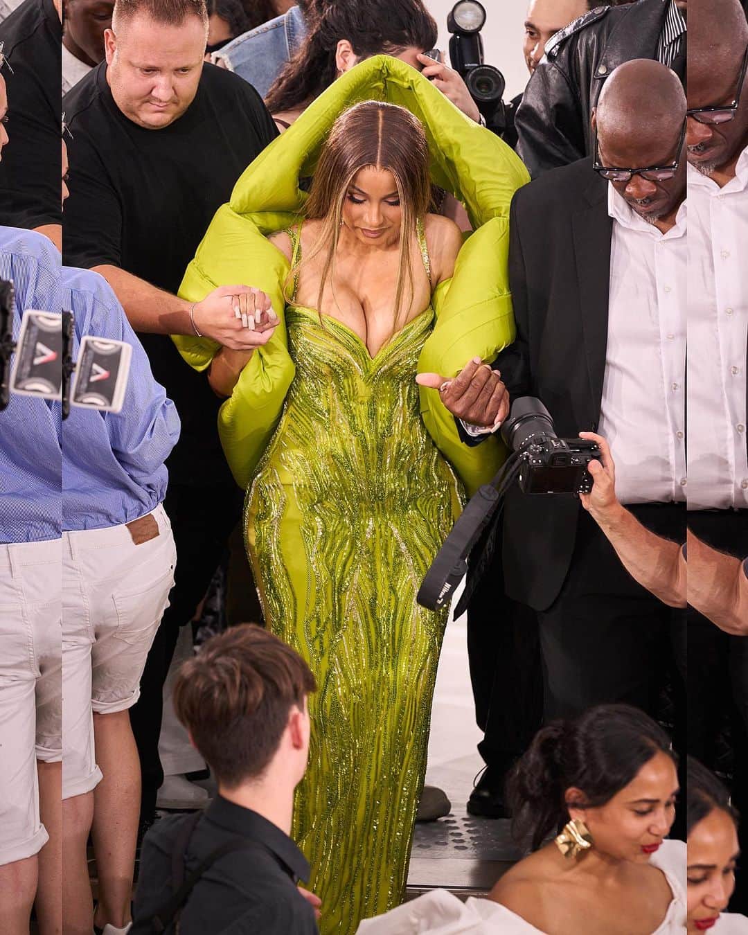 Just Jaredさんのインスタグラム写真 - (Just JaredInstagram)「Cardi B gets picked up and whisked away by a bodyguard following a shoe mishap outside the Gaurav Gupta Haute Couture fashion show in Paris #CardiB Photos: Backgrid, Getty」7月7日 6時52分 - justjared
