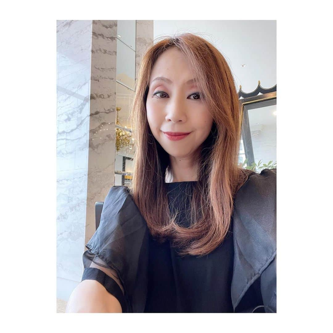 大原由美子さんのインスタグラム写真 - (大原由美子Instagram)「・ 皆さま、おはようございま〜す♡ ・ 梅雨真っ只中の日々… 毎日湿度が高すぎて…気温も高すぎて… もうすでに「あ〜もうダメ…」の私なのですっ😵‍💫 今こんなんで真夏はどうしましょ〜って感じよ…😮‍💨 ・ ではでは…本日のshotは… コロナ以来、数年ぶりにやっと行くことができた… ティーセミナーの時の私。。。🤭 ・ 久しぶりにセミナーを受けて気持ちがシャキッとしたわっ！ 充実感でいっぱいの1日だった〜👍 ・ ・ あっ…そうそう…！！ こっちのインスタに書かせてもらおっ！！🤭 ・ ＼マルシェ情報／ 7月16日(日) 15:00〜19:00 「東加古川軒先市場・夏祭り」にサロンの紅茶部門、 TEA LABORATORYが出店しま〜す🙌 夏祭りだからスペシャルドリンクを考案中…🤗 是非是非遊びに来てくださ〜い！！♡ @tealaboratory2023  ・ 皆さま、本日もよろしくお願いしま〜す🫶 ・ ・ #夏コーデ#撮影#モデル#大原由美子#model#関西モデル#神戸モデル#模特#商品撮影モデル #fashion#シンプルコーデ#お洒落さんと繋がりたい#ファッションモデル#fashionmodel#アパレルモデル#関西webモデル#ブラックコーデ#インフルエンサー#写真家さんと繋がりたい#Japanesemodel#모델#カメラマンさんと繋がりたい #ファッション#ootd#撮影モデル#ファインダー越しの私の世界 #被写体#ポートレートモデル#おでかけコーデ#tealaboratory」7月7日 6時52分 - oharayumiko0228