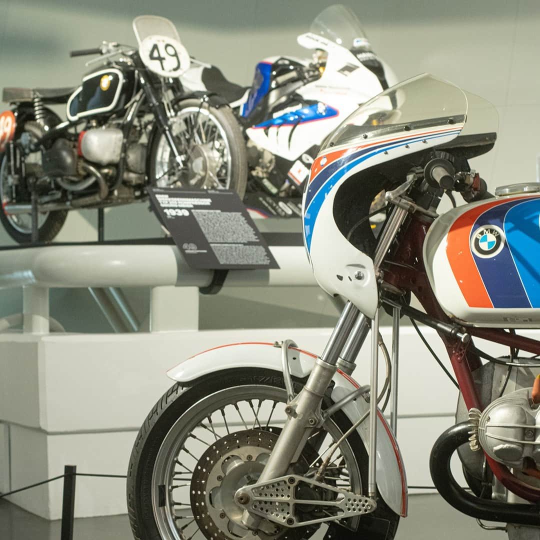 BMW Motorrad Japanさんのインスタグラム写真 - (BMW Motorrad JapanInstagram)「ミュンヘンのオリンピアパークにあるBMWミュージアムでは、現在BMW Motorrad 100周年を記念するスペシャルエキシビジョンが開催中です。  BMWミュージアムの内部には各フロアをつなぐ螺旋状のスロープが設けられています。今回の100周年記念展示ではこのスロープを使用した仕掛けをご用意しています。通路の外側には巨大なパネルや解説ボード、スロープの両脇にもBMW Motorradの豆知識を集めた円形の展示部品を数十個配置。それらを楽しみながら、テーマ別に構成された各フロアの車両展示へ進む、という作りになっています。  ミュンヘンへお越しの際は、ぜひ100周年の記念展示をお楽しみください。  #100YearsBMWMotorrad #MakeLifeARide #BMWMotorrad #BMWMuseum #BMWモトラッド #駆けぬける歓び」7月7日 18時00分 - bmwmotorradjapan