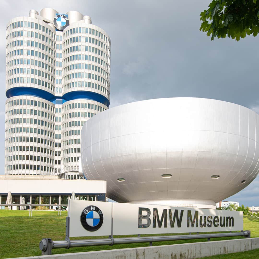 BMW Motorrad Japanさんのインスタグラム写真 - (BMW Motorrad JapanInstagram)「ミュンヘンのオリンピアパークにあるBMWミュージアムでは、現在BMW Motorrad 100周年を記念するスペシャルエキシビジョンが開催中です。  BMWミュージアムの内部には各フロアをつなぐ螺旋状のスロープが設けられています。今回の100周年記念展示ではこのスロープを使用した仕掛けをご用意しています。通路の外側には巨大なパネルや解説ボード、スロープの両脇にもBMW Motorradの豆知識を集めた円形の展示部品を数十個配置。それらを楽しみながら、テーマ別に構成された各フロアの車両展示へ進む、という作りになっています。  ミュンヘンへお越しの際は、ぜひ100周年の記念展示をお楽しみください。  #100YearsBMWMotorrad #MakeLifeARide #BMWMotorrad #BMWMuseum #BMWモトラッド #駆けぬける歓び」7月7日 18時00分 - bmwmotorradjapan