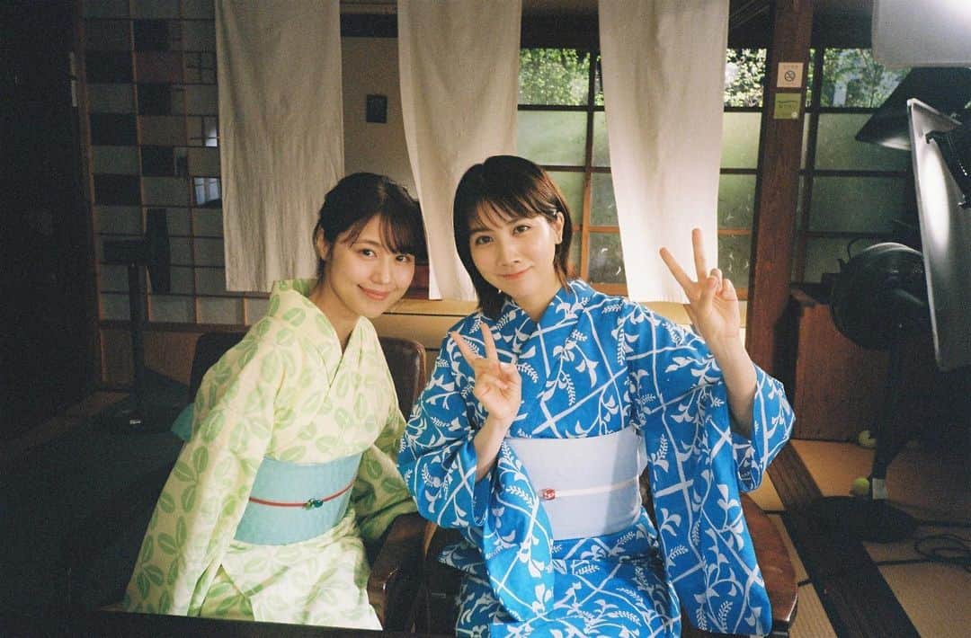 フラーム（事務所）のインスタグラム：「. 毎日暑いですね☀️ 水分補給を忘れずに🫶🏻  #有村架純 #松本穂香 #せんぱいとこうはい #マネさんカメラ #flamme #filmcamera」