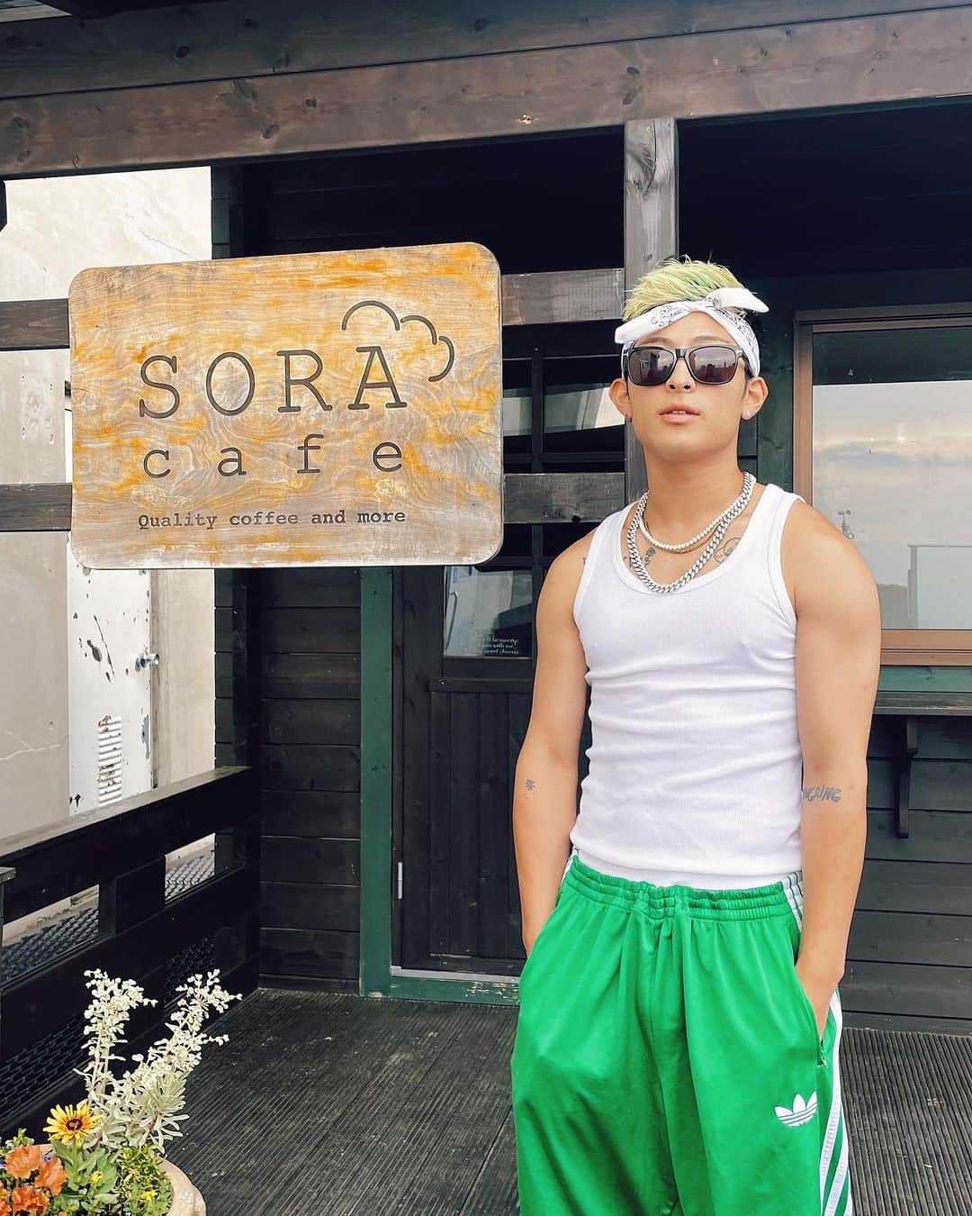 JustIn (ジャスティン)のインスタグラム：「長野のsoraterrace  寒かったなあ  #日本一周 #キャンピングカー #緑の人 #ジャスティン」