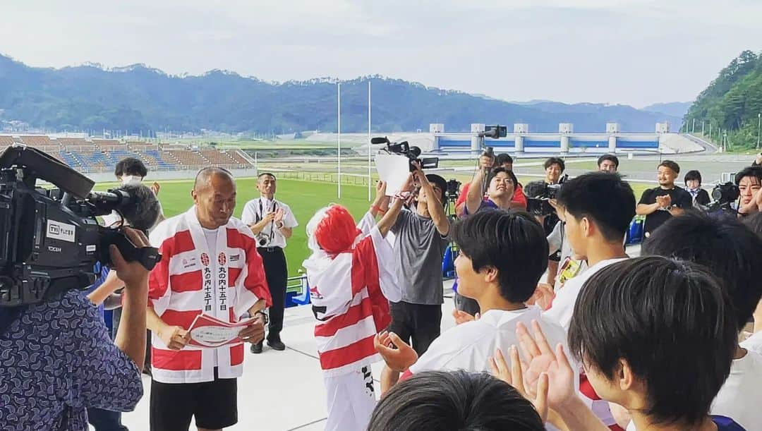 伊藤剛臣さんのインスタグラム写真 - (伊藤剛臣Instagram)「・  本日、釜石の皆さんからたくさんのエール頂きました‼️ 甲子中学の生徒が ハカを披露してくれましたよ🙌 ありがとうございます‼️ 明日は北上、秋田に向かいます👍  #伊藤剛臣 #法政二高ラグビー部 #法政大学ラグビー部 #神戸製鋼所 #神戸製鋼コベルコスティーラーズ #釜石シーウェイブス #タイセイハウジーレッズ #弘前サクラオーバルズ #元ラグビー日本代表  #ラグビー日本代表  #ラグビーワールドカップ2023 #ラグビーワールドカップ #ラグビー  #ホリプロ #rugby  #rugbyunion  #rugbyworldcup #rugbyworldcup2023 #Canterbury #ゴールドウィン #goldwin #カンタベリー #ナンバー8 #braveblossoms #三菱地所 #ONETEAM  #ONETEAM大作戦 #アンバサダー #釜石 #マッツカート」7月7日 17時55分 - ito_takeomi0411_official