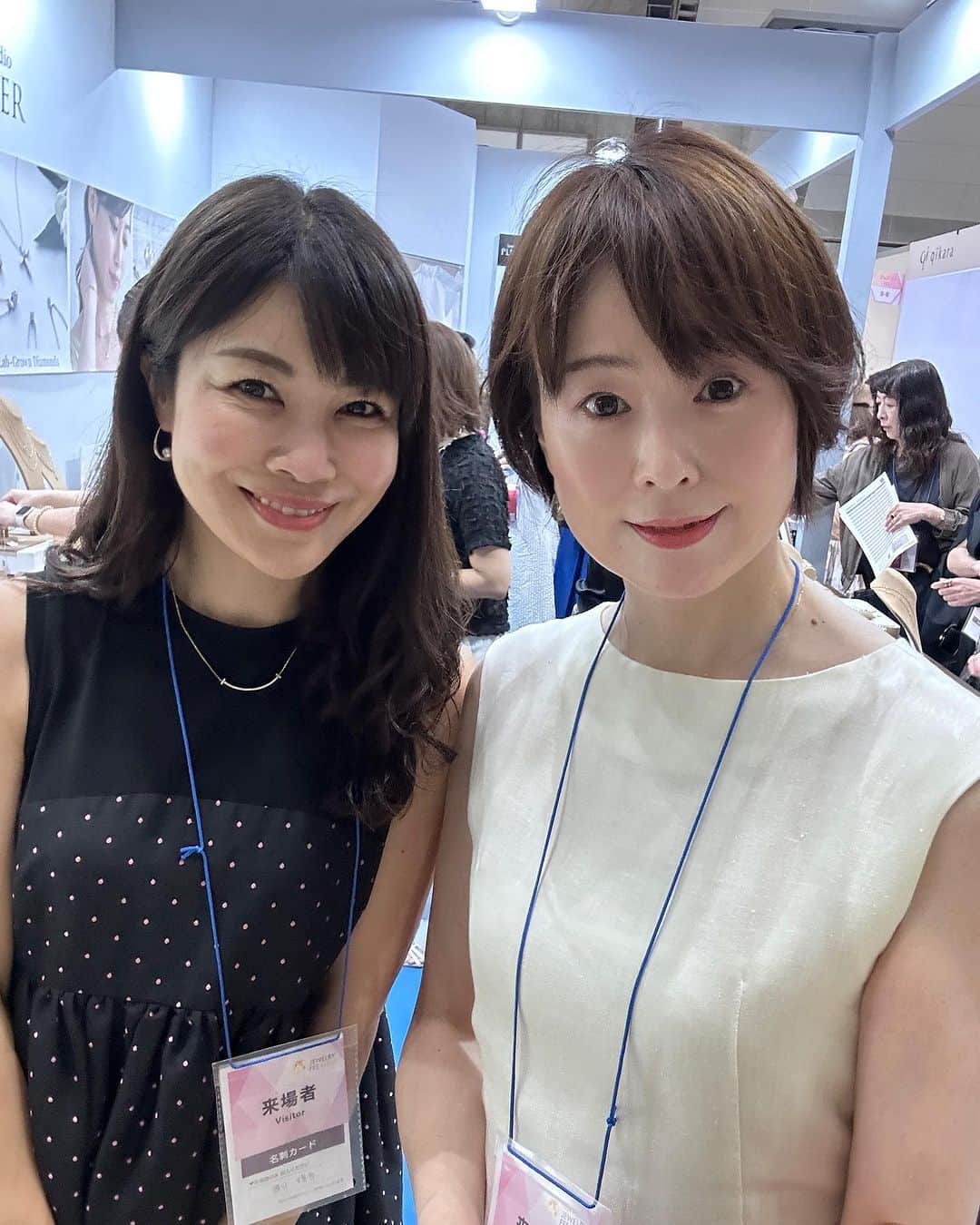 岩瀬玲のインスタグラム：「今日は 晴奈ちゃん @haruna.kokubun がアンバサダーをしている 素敵なジュエリー プラスターさん @pluster.jp   がビッグサイトのジュエリーフェスに出展中ということでみにいってきましたー  晴奈ちゃんがつけてるのを前に見て実物見てみたかったのです🥰  繊細な感じから 存在感あるものまでたくさんあって 魅力的🥰🥰  高見えするものがたくさん！ ということでネックレス、ブレス、ピアスを注文させてもらいましたー  ずっと見てたらどんどんほしくなるから見るのやめました😂  そのあとはインフルエンサーの皆様に混ぜてもらってランチ会へ アウェイ感すごくてどうしよーって思ったらみんな優しくてしかも面白かった😂😂  晴奈ちゃん ありがとうー  プラスターさんのブースだけめちゃめちゃ混んでましたよー  明後日まで開催してるのでジュエリー好きな方はいってみてくださーい  #ジュエリー #高見え #ビッグサイト」