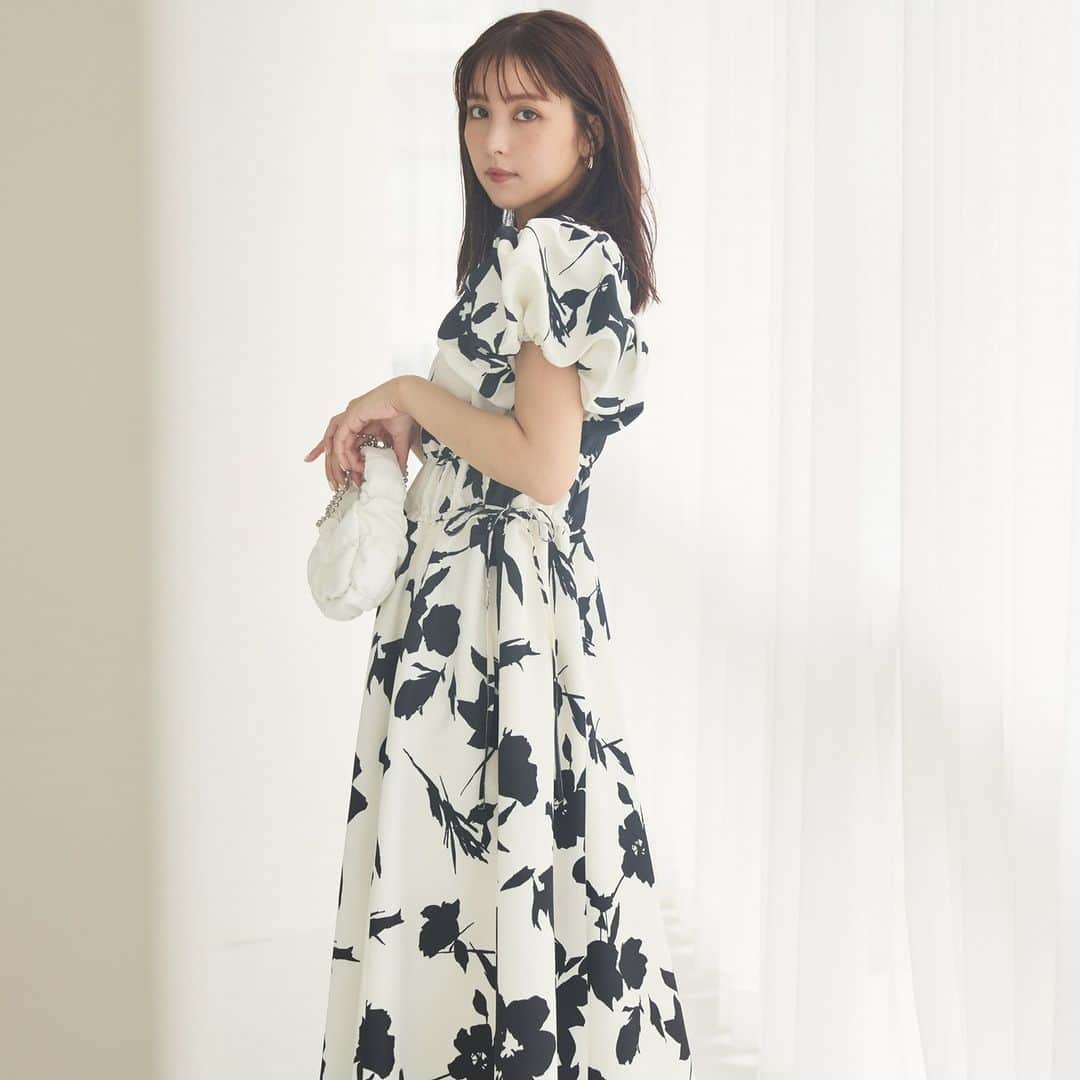 NATURAL BEAUTY BASICのインスタグラム：「本日より石川恋さんが素敵に着こなしてくださった 新作のwebカタログ、第1弾が公開スタート♪  ■バルーンスリーブボリュームワンピース ¥14,960 tax in size:M/PS color:オフ×クロフラワー/クロ #0173240771  -------------------------  Late summer's One-piece Collection Meets.Ren Ishikawa  NBBから早くも秋のムードを感じさせる ワンピースコレクションが到着。 こっくりと深みのあるカラーリングに、 目を引くドラマチックなプリント… 季節を先取りするItなワンピース6枚を、 石川恋さんがレディに着こなします。  詳しくは @naturalbeautybasic_official プロフィールのURLより webカタログをチェック♪  #石川恋 さん #花柄ワンピース #ワンピース #オフショルワンピース #秋先取り #秋コーデ #夏コーデ #お出かけコーデ #オフィスコーデ #オフィスカジュアル #通勤コーデ #大人可愛い #カラーコーデ  #着回しコーデ #きれいめカジュアル  #ベーシックコーデ #ベーシック #ナチュラルコーデ #トレンドスタイル #シンプルコーデ #ナチュラルビューティーベーシック #naturalbeautybasic」