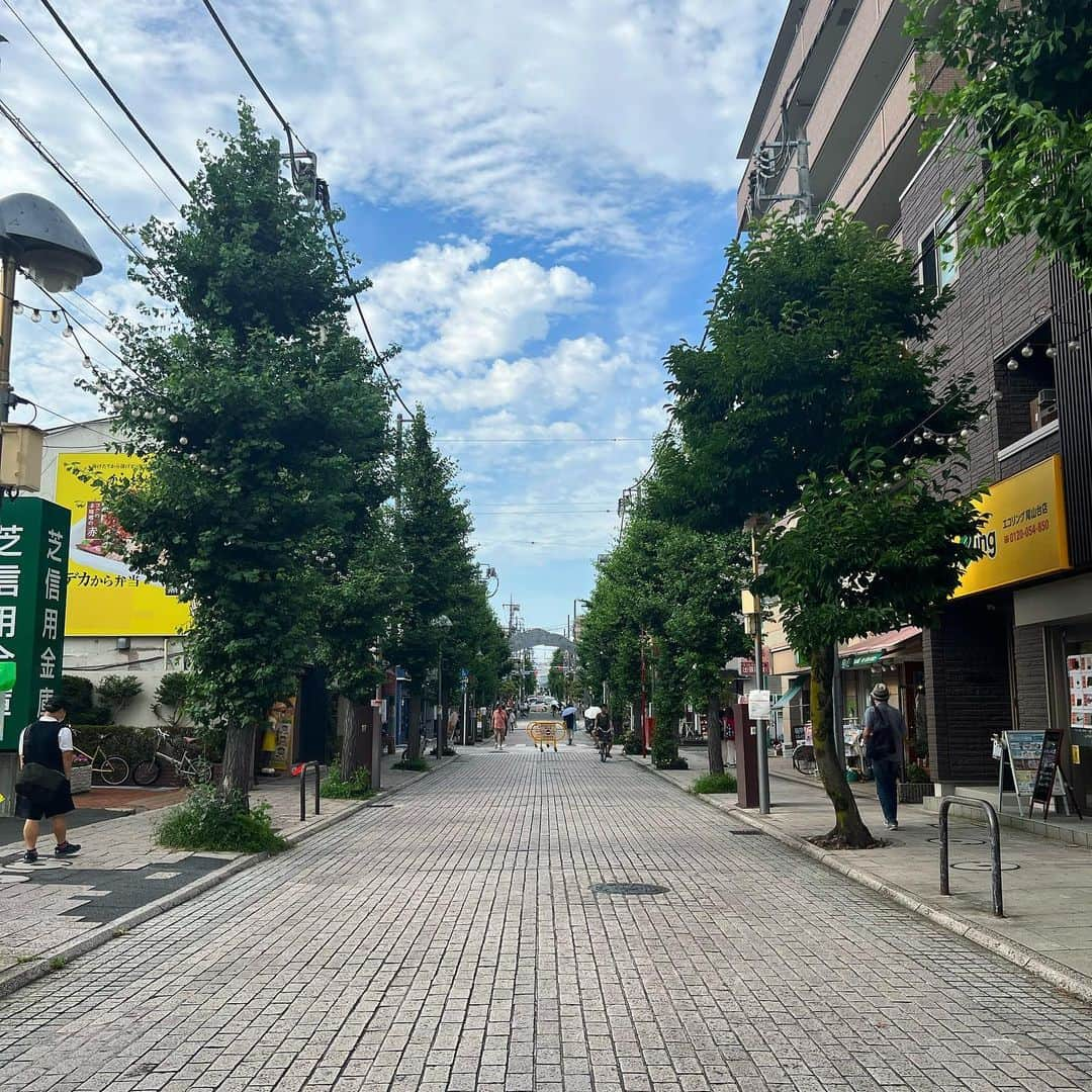 山本宇一さんのインスタグラム写真 - (山本宇一Instagram)「知らない街に出かけてみよう 尾山台商店街ハッピーロード 懐かしくて温かい 石畳と空，歩行者天国。 @sotired_tokyo」7月7日 16時29分 - uichiyamamoto