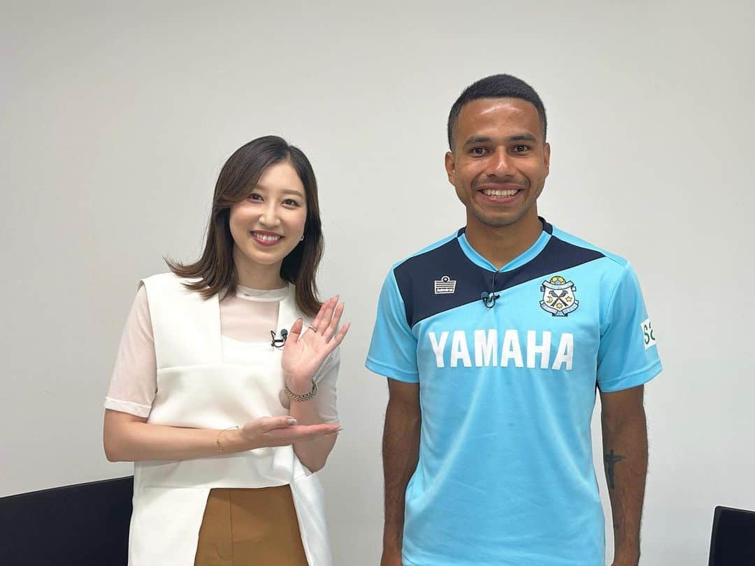のインスタグラム：「ジュビロ磐田ドゥドゥ選手にインタビュー🐠 今季ここまで5ゴールはチームトップタイ。強烈なスーパーゴールが印象的で、好調ぶりも伝わってきます！  同じ左サイドでプレーする松原后選手からのとっておき情報も✍️ 松原選手がいいことをたくさん教えてくれたので、ドゥドゥ選手とのインタビューも盛り上がりました😆😆  このようなインタビューが初めてだというドゥドゥ選手。積極的に日本語を使おうとする姿に心打たれました🥹インタビューの中でも、「試合中に日本語でみんなを励ましたいから、前向きな声かけの日本語を学んでいる」と話していて、もう〜わたしはファンになりました🥹✨✨ ぜひ見ていただきたい特集は、7/9(日)のKICK OFF! SHIZUOKAです🏞️  #ジュビロ磐田 #jleague」