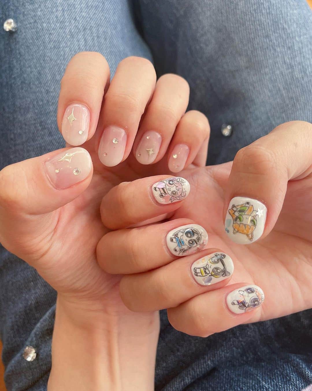 のインスタグラム：「new #amoのnail 🐇  右手には @newjeans_official @powerpuffgirls 💗 りかさんがひとりひとり手描きしてくれました🖍️🩵  左手はミルキーホワイトのグラデにストーンとミラーのキラキラ ✧ 🥛  りかさんとは同世代なので パワパフの話題から 小学生時代の話が広がって、愛読書はピチレモンかラブベリー、いけてる子はエンジェルブルーかラヴァーズハウスのショッパーに体操服入れてる、 GALS!に憧れ、お小遣いは駄菓子屋でモー娘。のカードにつぎ込む、辻ちゃん派か加護ちゃん派か、あゆのアルバムが出たら歌詞カードみながらとにかく歌って覚える... など🥹🤣 ネイル中、終始なつかしい話で盛り上がっていたよ。 たのしい時間と最高なネイルを今回もありがとうございました🦋 @rika_inails」