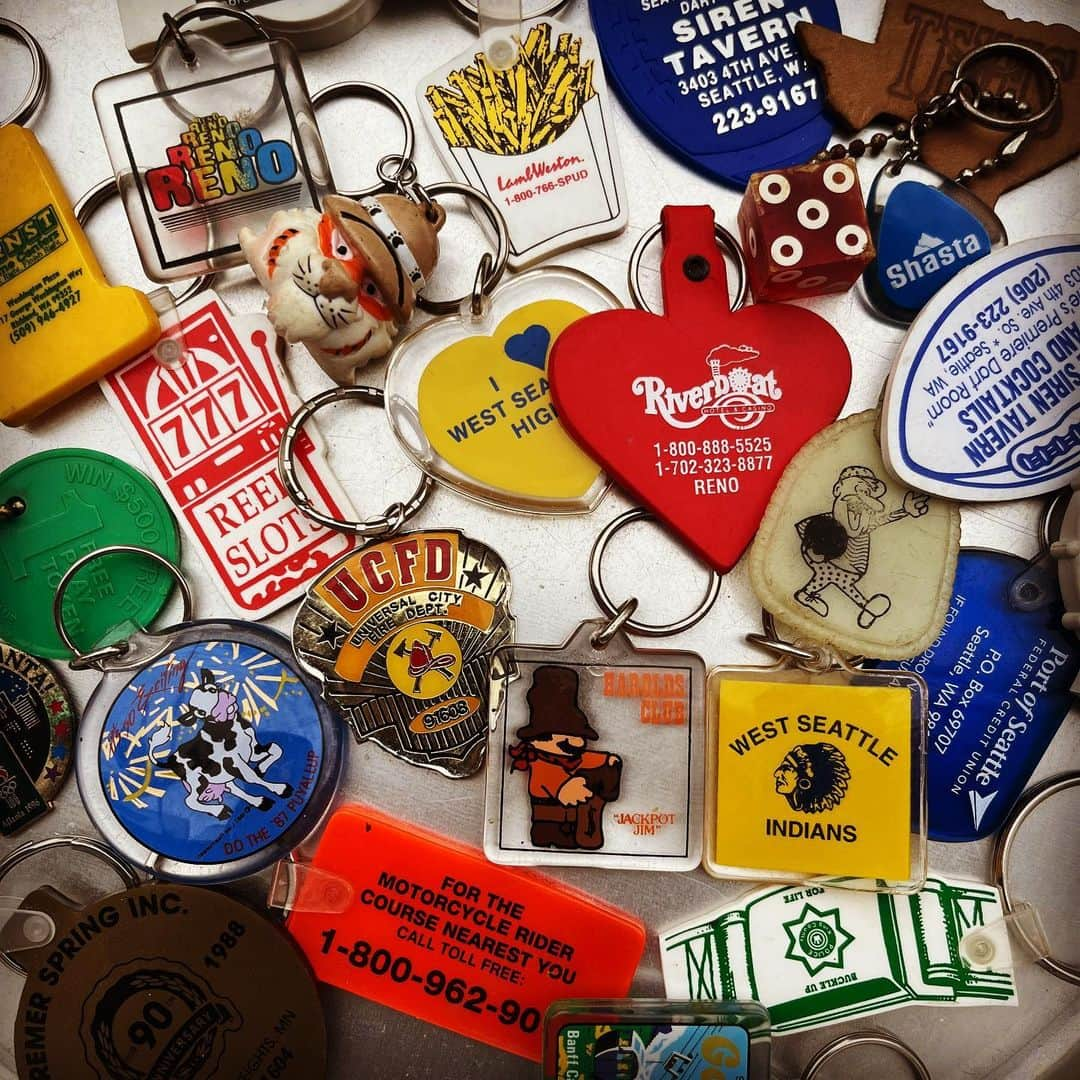 kiarrysのインスタグラム：「Vintage Novelty Key Chains New in Today.」