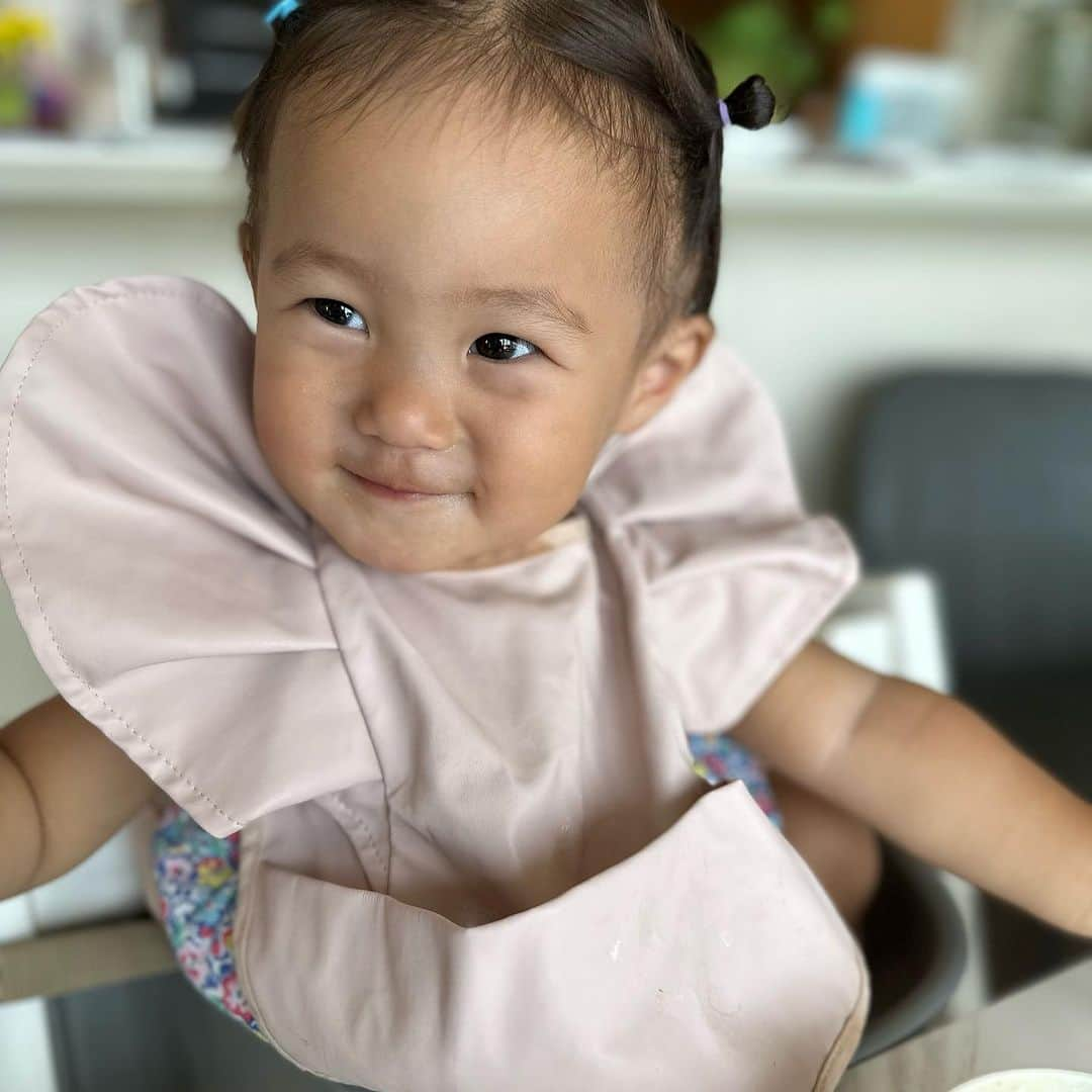 三浦あくりのインスタグラム：「みにあく1歳4ヶ月🩷 ご飯大好きで朝起きたら 第一声が『パン！！！』です😂 . 毎日色んな事を覚えていって 色んな表情を見せてくれる🥰 ご飯もお姉ちゃんと変わらないものを食べるのでご飯の用意がかなり楽になりました🥹🥹 （離乳食の時はご飯作るマシーンか？ってくらいそれぞれのご飯の用意がめちゃくちゃ大変だよね😂😂😂） . フォークもスプーンも上手になってきたけどまだまだボロボロに落とすので エプロン必須🙄 ちびあくの時から愛用してる @elodiedetailsjapan  のエプロンほんっとに可愛くて 大好きなブランド♡♡ #女の子ママ #姉妹 #1歳4ヶ月 #elodie #お食事エプロン #幼児食 #離乳食」