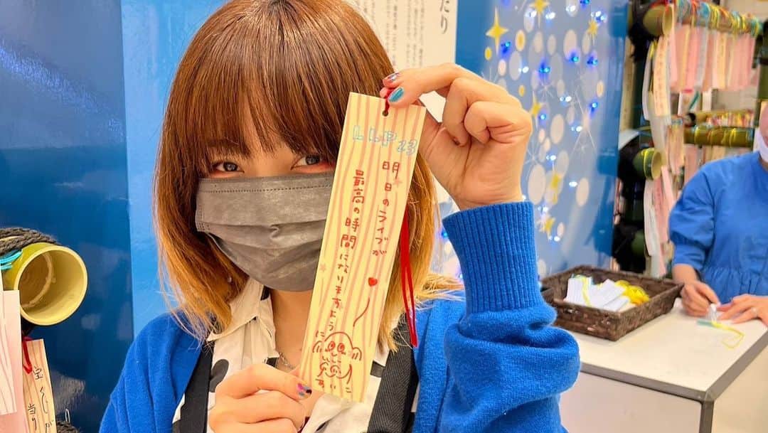 aikoのインスタグラム：「宮崎ライブ熊本ライブ終わりました。 とっても楽しくて燃えちきました。 （3枚目の写真、なぜか詐欺グループ感ありますね）  毎回特別な気持ちの時間をみなさんが作ってくれていつも帰りたくないと思います。本当にありがとう😊  今回はしまやんの代打で ヒイズミマサユ機さんがピアノを弾いてくださいました♡ 憧れのステージングを近くでチラ見しながら歌いました。 凄く格好良かったです🔥 ありがとうございました！  ライブが楽しいと 曲作らなきゃ今の楽しいを更新出来ないと不安になってきます、ややこしい笑 それくらい楽しいです🥰  本当にありがとう！」
