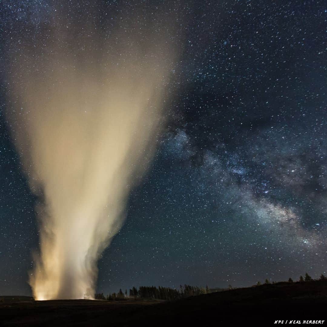 アメリカ大使館さんのインスタグラム写真 - (アメリカ大使館Instagram)「今日は #七夕 ですね。  こちらは、ワイオミング州にあるイエローストーン国立公園で撮られた一枚。間欠泉の上を天の川が流れている様子です。  #七夕 #天の川 #銀河 #Milkyway」7月7日 17時00分 - usembassytokyo