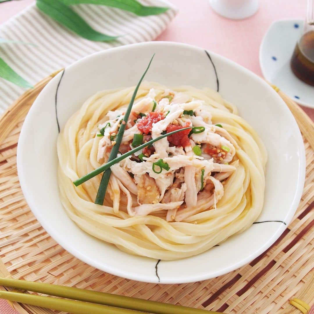 テーブルマークのインスタグラム：「. レンジで簡単！夏うどん⛱️ 【梅チキンのぶっかけうどん】 . 梅干しとわさびでさっぱり🥢💙 夏バテ気味でもつるりと食べやすい😋 . ▼材料（１人分） ❁冷凍「稲庭風うどん」：１玉 ［A］ ❁サラダチキン（ほぐす）：約45g ❁梅干し（種を取り除いてたたく） ：１粒（約12g） ❁青ねぎ（小口切り）：１～２本 ❁白炒りごま：小さじ１ ［B：混ぜ合わせておく］ ❁練りわさび：小さじ1/4 ❁めんつゆ：大さじ１ ❁オリーブ油：小さじ２ ❁酢：小さじ1/2 . ▼下準備 ・冷凍「稲庭風うどん」はレンジで加熱し、 　冷水でしめて水気を切っておく . ▼作り方 ①［A］を混ぜ合わせ、うどんにのせる . ②混ぜ合わせた［B］をかけ、よく和えて召し上がれ . #うどん #udon #冷凍うどん #稲庭風うどん #うどん部 #うどん好き #レシピ #おうちごはん #簡単レシピ #うどんレシピ #アレンジレシピ #今日のごはん #ランチ #ランチメニュー #夕食 #晩御飯 #晩ご飯 #晩ごはん #TableMark #テーブルマーク #サラダチキン #梅干し #ぶっかけうどん #夏うどん #夏 #夏レシピ #夏メニュー」