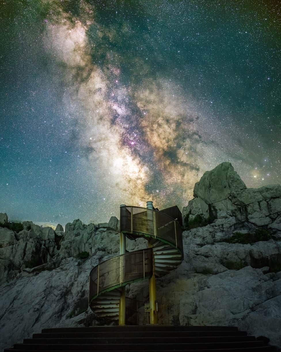 関西電力株式会社のインスタグラム：「＼星に願いを🌠白崎海洋公園／ 今回は、白崎海洋公園から星空をパシャリ📸  本日は七夕🎋 七夕と言えば、織姫と彦星の伝説が有名です。  実は七夕の夜、少しでも雨が降れば二人は会えないという説もあれば、 雨は織姫のうれし涙で雨の水でけがれが洗われる、という説もあるようです。  また、昔は七夕は旧暦の七月七日（八月十二日ごろ）に行われていたため、 干ばつに苦しんでいた地方の人々が雨を願ったこともあったといわれています☔️  今年は無事、織姫と彦星が出会えているといいですね✨ みなさんオススメの関西のスポットがあれば、コメントで教えてください！  #関西電力 #灯りフォト部 #みずいろネット #和歌山 #白崎海洋公園 #星空 #星 #七夕 #日本の絶景 #日本の景色 #関西旅行 #関西観光 #和歌山旅行 #和歌山観光 #写真好きな人と繋がりたい #カメラ好きな人と繋がりたい」