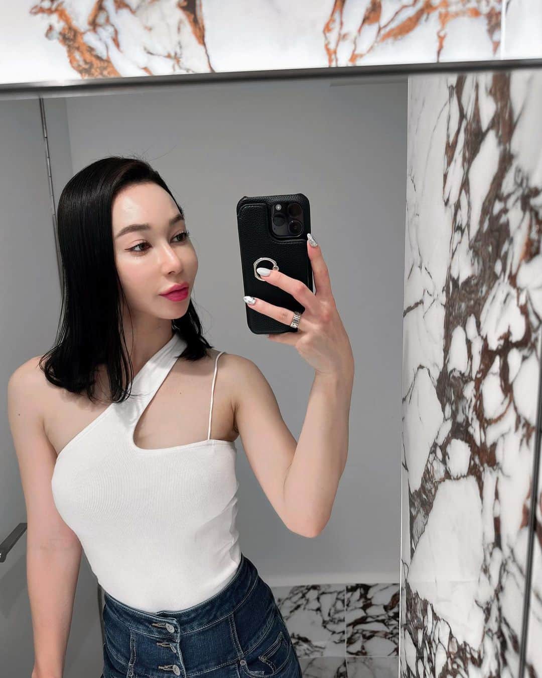 のインスタグラム：「TGIF . 紫外線と乾燥が気になり、 先日は @omc_clinic_roppongi でフォトフェイシャルとメソナJやって来ました！ 赤みとシミケアのフォト後はメソナJでしっかり保湿して頂くと、お肌の調子がとても良くなるよ❤︎🥹 この組み合わせはダウンタイムもないし、おすすめです！ .  ✨APP DLお友達紹介キャンペーン✨  フォロワーさんにお得なお知らせです！ ご来院の際に、私の会員番号【2004669408748】をお伝えすれば、当日使用できる『3,000円分』のポイントをプレゼントしてくれるそうです🫰  友人紹介制度の詳細は公式アカウントから確認してね！ @omotesando_medical_clinic  ちなみに、トリートメント前はいつもサウナ行って、毛穴を綺麗にしてるよ @3s_jibunsauna は個室なので、ゆっくり出来てハマってます💕💕 . . #表参道メディカルクリニック #表参道メディカルクリニック六本木本院 #赤み治療 #毛穴治療 #美容皮膚科 #美容クリニック #メソナj #M22 #フォトフェイシャル」