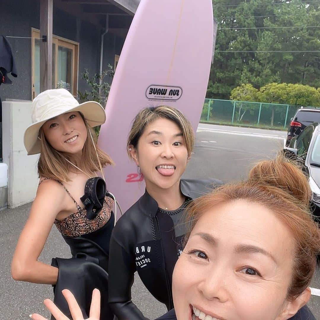 岡部亜紀のインスタグラム：「オフィスの前は、貸し切りだった💓 #小波 #チルタイム #surfandturf」