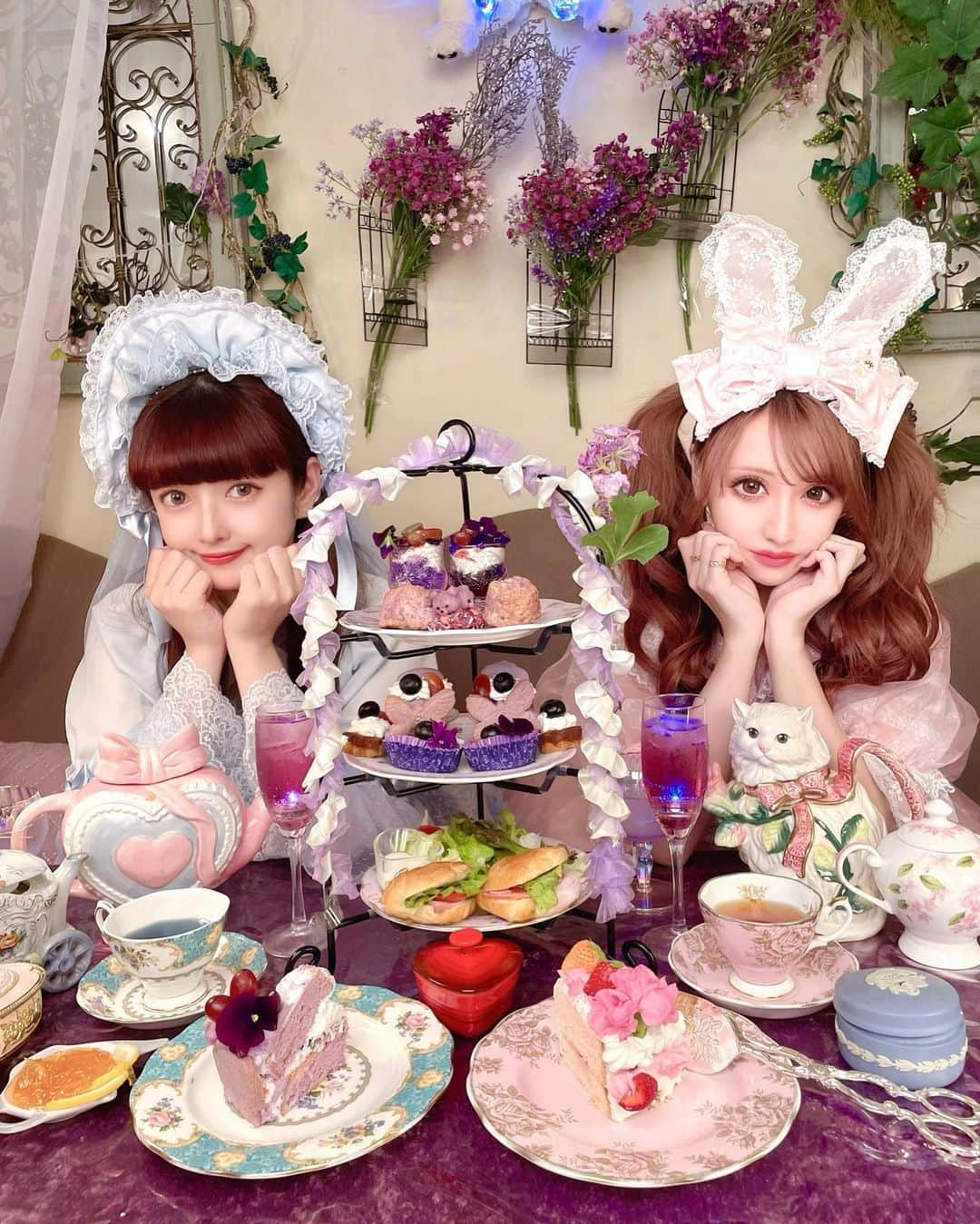 桜井莉菜さんのインスタグラム写真 - (桜井莉菜Instagram)「皆様‼️今月号の【 @aneageha 】は もう見ていただけましたか！？🤩✨ その中で、実は同い年のロリータ界の神様🙏✨ @misakoaoki との企画があって、コーディネートしてもらって一緒にロリータさせてもらったのー😍🎀❤️ 40歳になっても可愛く居たい、好きなモノは好きって貫いてる美沙子ちゃん、超リスペクトだし、大好きなの💕💕💕 昔から私の事知ってくれてる人はわかるかもだけど、私めちゃめちゃゴスロリとかロリータに憧れてて、何度か企画とかでやらせてもらった事はあるんだけど、やっぱり美沙子ちゃんがコーディネートしてくれるとかって本当に有難いことで🤩✨ しかも大好きな【 @cafe_acorite 】で撮影なんて、私得でしかない🫣❤️ パープルのアフヌン可愛過ぎた💜💜💜 アコリットはいつ行っても大満足の可愛さ＆美味しさなので、 行きたい人は予約必須‼️ 最高の時間をありがとうございました💓🎀💓  #ロリータ#ロリータファッション#姉ageha#姉アゲハ#姉アゲハモデル#目白#目白カフェ#アフタヌーンティー#アコリット」7月7日 16時57分 - rina__sakurai