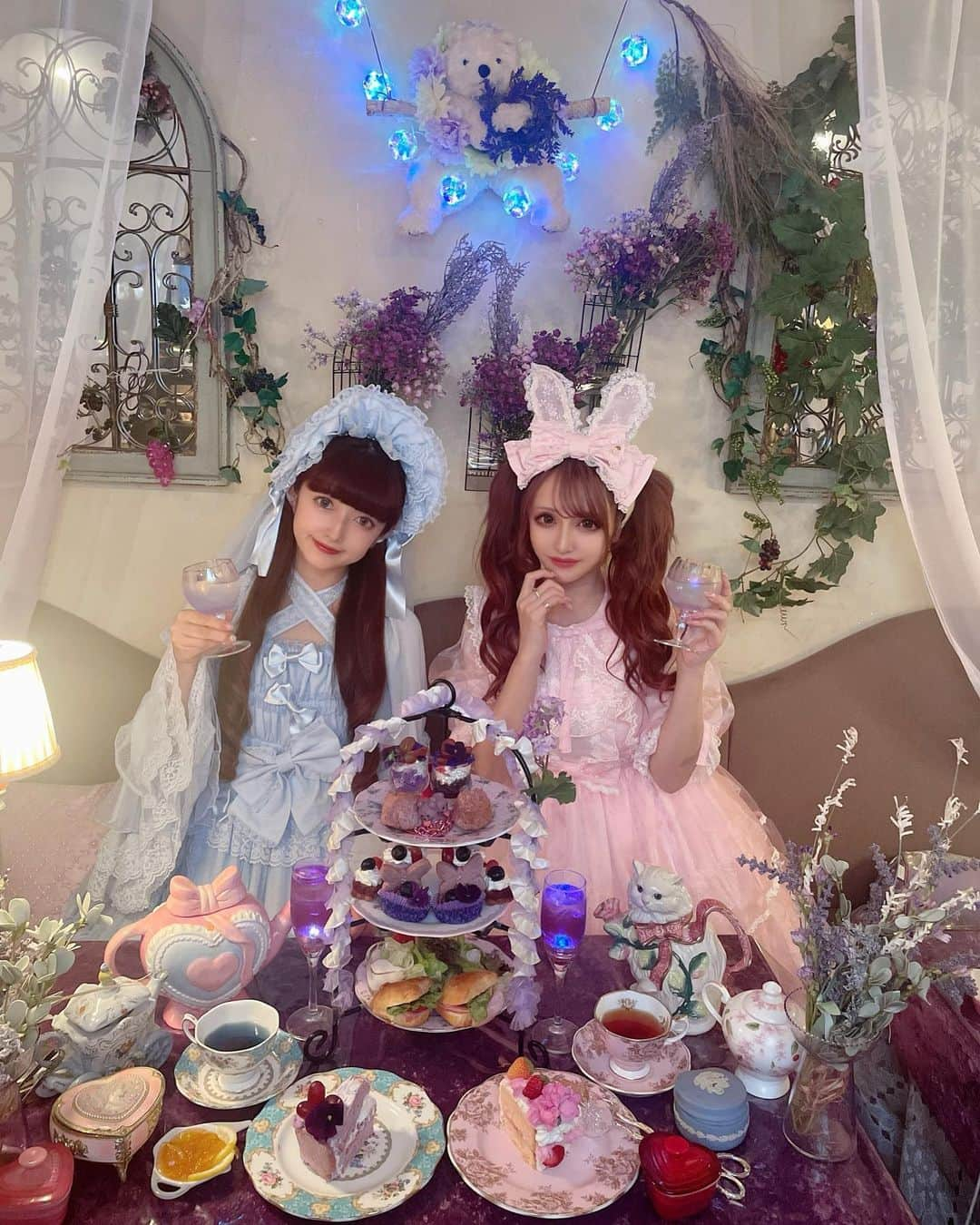 桜井莉菜さんのインスタグラム写真 - (桜井莉菜Instagram)「皆様‼️今月号の【 @aneageha 】は もう見ていただけましたか！？🤩✨ その中で、実は同い年のロリータ界の神様🙏✨ @misakoaoki との企画があって、コーディネートしてもらって一緒にロリータさせてもらったのー😍🎀❤️ 40歳になっても可愛く居たい、好きなモノは好きって貫いてる美沙子ちゃん、超リスペクトだし、大好きなの💕💕💕 昔から私の事知ってくれてる人はわかるかもだけど、私めちゃめちゃゴスロリとかロリータに憧れてて、何度か企画とかでやらせてもらった事はあるんだけど、やっぱり美沙子ちゃんがコーディネートしてくれるとかって本当に有難いことで🤩✨ しかも大好きな【 @cafe_acorite 】で撮影なんて、私得でしかない🫣❤️ パープルのアフヌン可愛過ぎた💜💜💜 アコリットはいつ行っても大満足の可愛さ＆美味しさなので、 行きたい人は予約必須‼️ 最高の時間をありがとうございました💓🎀💓  #ロリータ#ロリータファッション#姉ageha#姉アゲハ#姉アゲハモデル#目白#目白カフェ#アフタヌーンティー#アコリット」7月7日 16時57分 - rina__sakurai