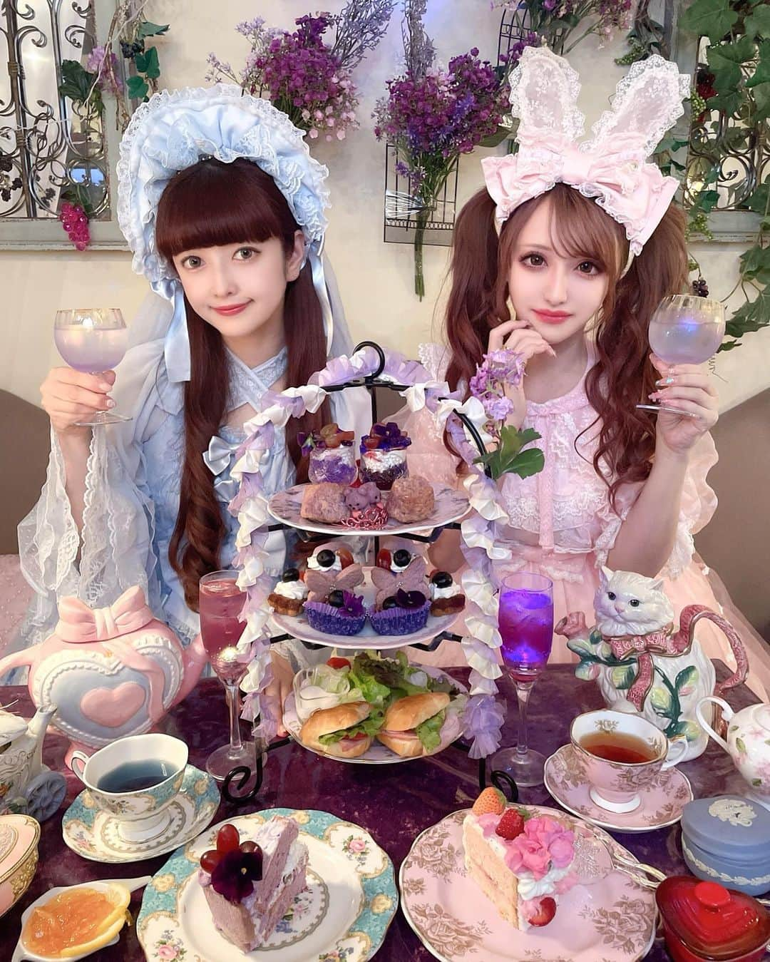 桜井莉菜さんのインスタグラム写真 - (桜井莉菜Instagram)「皆様‼️今月号の【 @aneageha 】は もう見ていただけましたか！？🤩✨ その中で、実は同い年のロリータ界の神様🙏✨ @misakoaoki との企画があって、コーディネートしてもらって一緒にロリータさせてもらったのー😍🎀❤️ 40歳になっても可愛く居たい、好きなモノは好きって貫いてる美沙子ちゃん、超リスペクトだし、大好きなの💕💕💕 昔から私の事知ってくれてる人はわかるかもだけど、私めちゃめちゃゴスロリとかロリータに憧れてて、何度か企画とかでやらせてもらった事はあるんだけど、やっぱり美沙子ちゃんがコーディネートしてくれるとかって本当に有難いことで🤩✨ しかも大好きな【 @cafe_acorite 】で撮影なんて、私得でしかない🫣❤️ パープルのアフヌン可愛過ぎた💜💜💜 アコリットはいつ行っても大満足の可愛さ＆美味しさなので、 行きたい人は予約必須‼️ 最高の時間をありがとうございました💓🎀💓  #ロリータ#ロリータファッション#姉ageha#姉アゲハ#姉アゲハモデル#目白#目白カフェ#アフタヌーンティー#アコリット」7月7日 16時57分 - rina__sakurai