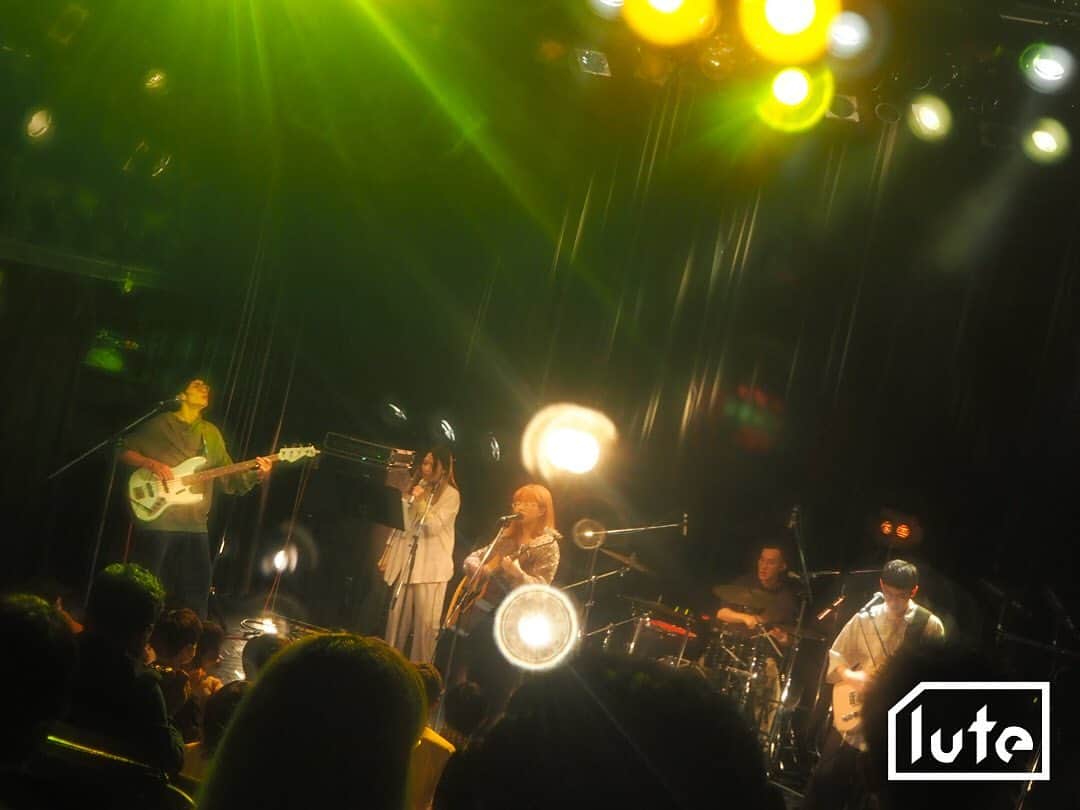 lute / ルーテのインスタグラム：「Interview with DSPS ( @dspstw )  5月に新作7インチ『half of me / fruits milk 7inch』をリリースした台湾のギターポップバンド「DSPS」。先日来日し、リリース公演を披露した彼らにインタビュー✨✔︎  エイミー（Vo,Gt）、セン(Gt)、アンディ（Ba）、チキン（Dr）   Q. 最近どんな音楽を聞いてる？   エイミー：最近は日本の90年代のヒップホップを聴いてます（キングギドラなど）。  セン：TortoiseのTNTを再び聴いたばかりです。  チキン：最近はArt Blakeyの曲を聴いてます。   Q. 音楽に目覚めたきっかけは？   エイミー：まだ中学生だった頃、台湾のバンドを見つけて、かっこいいなと思ったのがきっかけでした。  セン：私も中学生の頃でした。そのときテレビのMTV番組はいつも欧米バンドの曲を流していて、見ているうちに興味を持つようになりました。  アンディ：子どもの頃、実家は楽器店を経営していました。父がかけていたレコードを聴いたり、こっそり店の楽器を触ったりしたのがきっかけでした。  チキン：中学生のときにギター部に入って、台湾のロック音楽に触れたのがきっかけでした。  Q. バンドメンバーと出会ったきっかけは？  エイミー：私はチキン（子恒）がやっていたバンドのファンでした。アンディ（奕安）はチキンの紹介でDSPSのベースになってくれました。セン（詠翔）は元々アンディとは知り合いで、DSPSがギター担当を探していることを知ったら、自薦してきました😆  セン：2019年まで日本で2年間暮らしていました。日本を離れる前に最後に参加したライブは、東京「青山月見ル君想フ」でのDSPSのライブでした。  アンディ：私はセンとは大学時代からの知り合いで、チキンとは一緒にバンドをやっていました。エイミー（稔文）とはその後知り合いました。  チキン：エイミーの言ったとおりです。  Q. 自分の作品で一番のお気に入りは？  エイミー：『善意と愛意』  セン：Fully I  アンディ：『時間の産物 Upon time』  チキン：『やさしい生活革命 The Sweet Revolution』  Q. 思い出に残っているフェス体験は？   エイミー：寺フェス in 山形県朝日町若宮寺  アンディ：長野のりんご音楽祭  チキン：寺フェス in 山形県朝日町若宮寺  📸 @sumiretamura   音楽動画メディア「lute」によるインタビュー企画「IN TOWN」✍️アーティストやクリエイターのインサイドをストリートから配信📷」