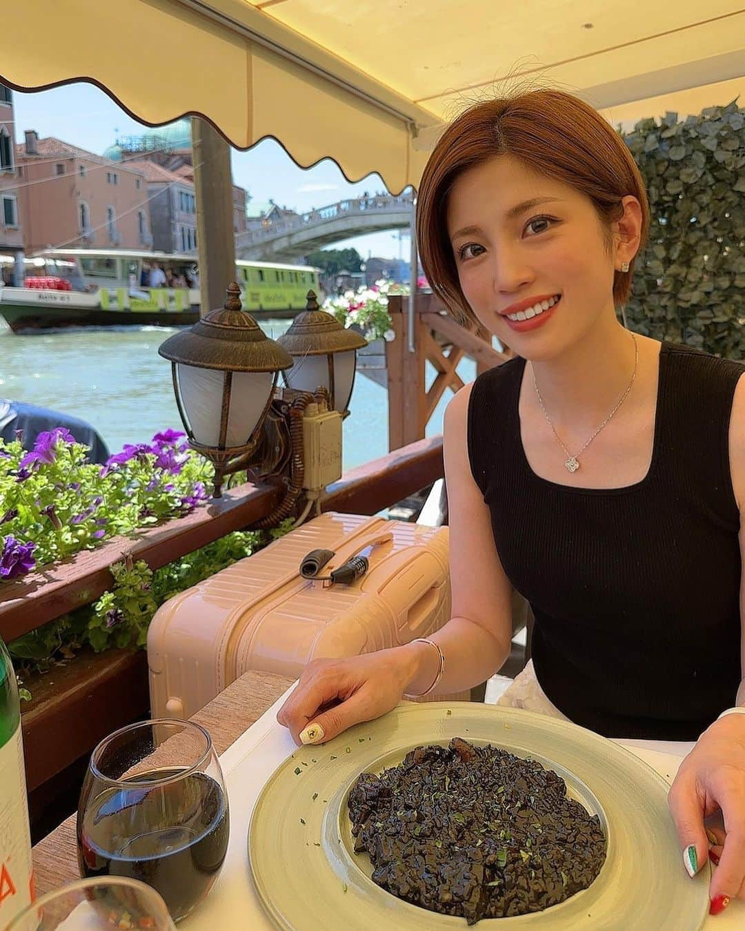 CHIHIRO♡のインスタグラム：「魚介のフリットが定番らしいよヴェネチア。  水の都だから海鮮系か☺️  イカ墨リゾット美味しかった❤️  毎日パスタ食べてるのに 本当に飽きなかった🤣❤️  もう船降りて揺れてないのに 横が海だから揺れてる気がして 気持ち悪かった🤢三半規管弱  #ヴェネチア #イタリア旅行 #海外旅行」