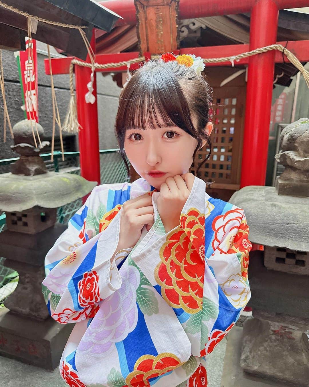 咲山しほのインスタグラム：「♥ . . 今日は七夕〜！🎋 夜は天の川が見えるって♡♡ . 昨日は浴衣を着たんだけど 普段着ないような 色味と柄にしてみたよ💐🤍 . 浴衣好きな人ー？♡♡♡ . . #浴衣 #浴衣女子 #浴衣ヘア #浴衣ヘアアレンジ #浴衣レンタル」