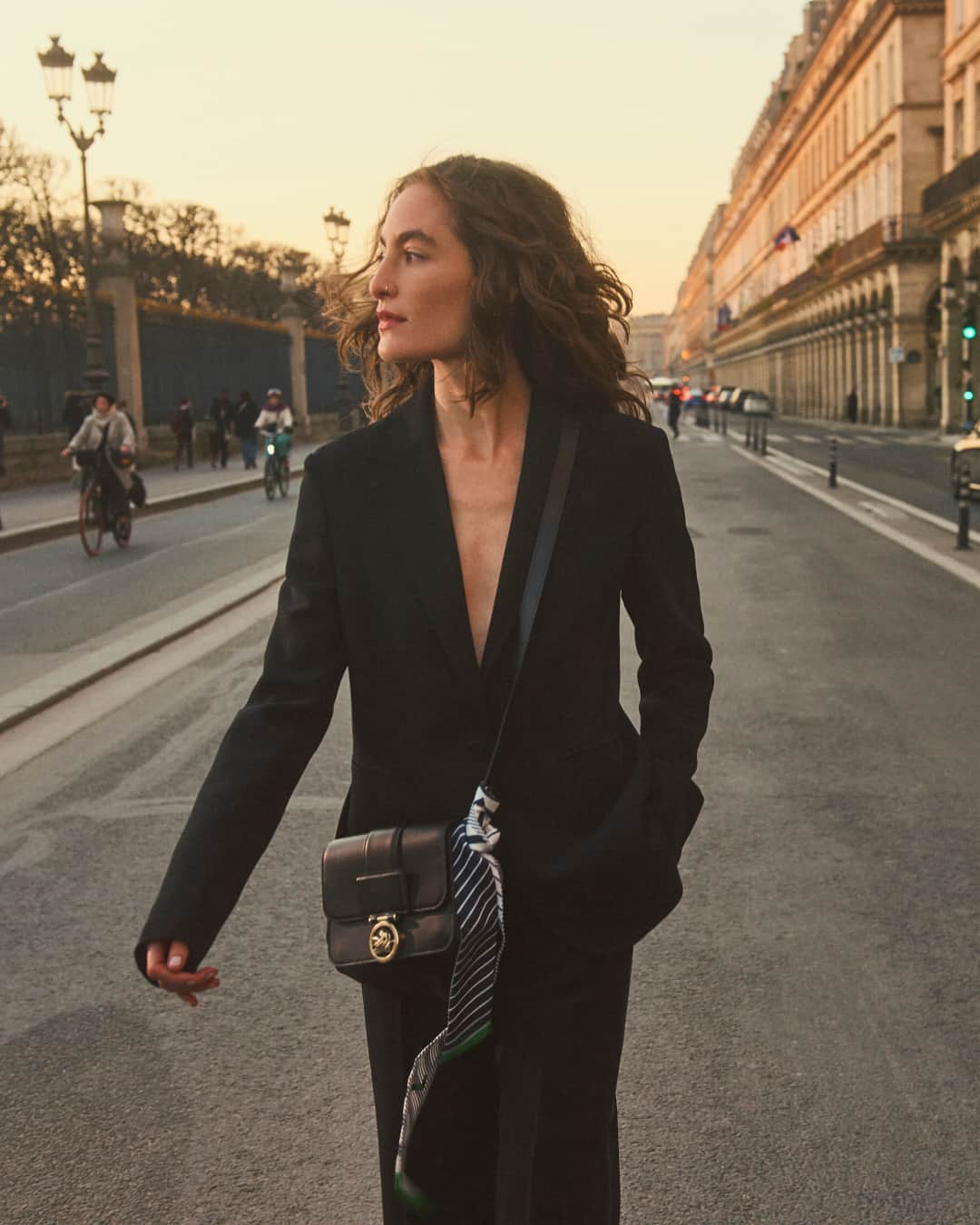 Longchampのインスタグラム：「Paris by night, part 1  Collection #LongchampFW23 Bag: #LongchampBoxTrot Ready-to-wear: @longchamp  Photographer: @gstyles Stylist : @sagliogeraldine Hair stylist : @diegodasilva_ Make-Up artist : @mathiasvanhooff Model: @heather_kemesky  #parisianstyle #parisfashion #outfitinspiration #lifestyle #streetstyle #readytowear #frenchbrand」
