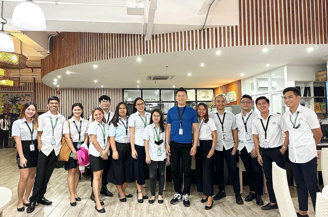 須藤元気さんのインスタグラム写真 - (須藤元気Instagram)「フィリピンに視察へ来ました。先ずは僕が校長をしていたセブ島にある英語学校 QQEnglishに。リニューアルしたITパーク校はとても綺麗になっていました。コロナ前は各国から700人近くの生徒がいましたが、現在は200人程まで戻ってきました。3年ぶりに先生達に会えて嬉しいです！＃セブ島 #QQEnglish」7月7日 17時09分 - sudogenki