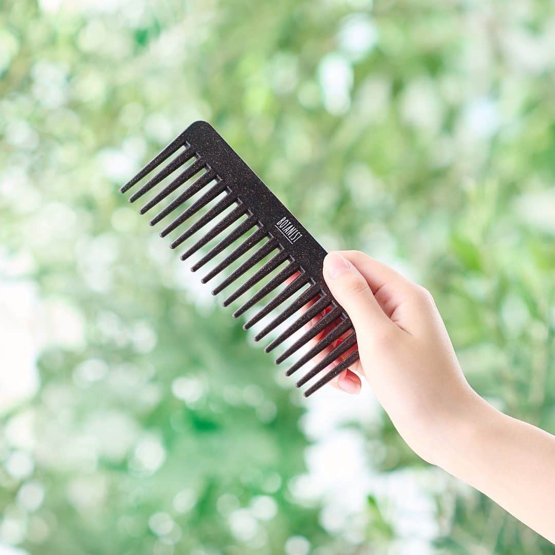 BOTANIST Tokyo（ボタニスト トウキョウ）のインスタグラム：「【オリジナル Eco Friendly ヘアコーム登場✨】 オフィシャルサイトにて、対象商品のご購入で『Eco-Friendly ヘアコーム*』プレゼント🎁  * 数量限定にて、なくなり次第終了。オフィシャルサイト限定  通常廃棄されてしまうコーヒーの豆かすを、再利用して作られたサステナブルなアイテムです☕️✨ プラスチックの廃棄量を削減するために、コーヒーを抽出した後に残る豆かすを20%配合しています。  ✔︎ 粗目のコームは、髪への負担を抑える ✔︎ シャンプー前やトリートメントなど、​やさしく髪をコーミング  コーヒー粒ならではの質感や風合いで、コームひとつひとつの表情が、わずかに異なることもポイントです。 あなただけの特別なコームで、毎日のヘアケアをお楽しみください♪  商品詳細は、プロフィールURL、またはハイライト「NEWS」リンク先から飛ぶことができます💡  #Eco_Friendly #BOTANIST #ボタニスト #botanicalbeauty」