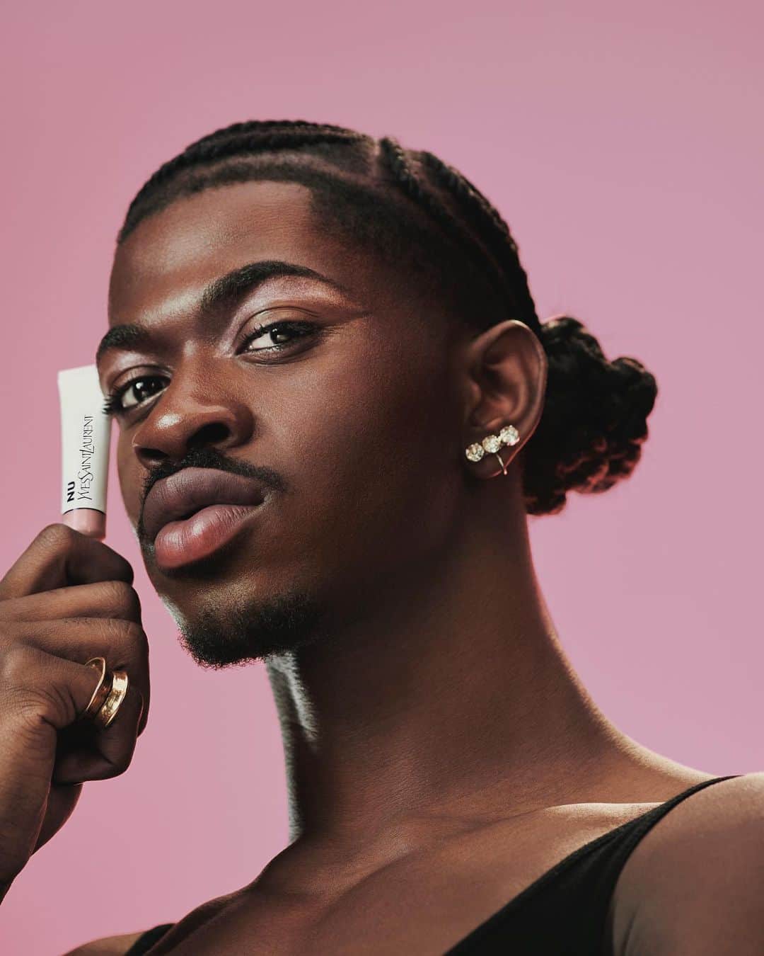Yves Saint Laurent Beautyさんのインスタグラム写真 - (Yves Saint Laurent BeautyInstagram)「Fearless self expression. @LilNasX rocks the natural luminous NU HALO TINT HIGHLIGHTER with two buildable shades on cheeks and eyes. ​ ​ ​ NU HALO TINT HIGHLIGHTER in NU ROSY QUARTZ​ & NU GOLD​ ​ ​ #YSLBeauty #NuHaloTint #LilNasX​ ​#GenerationNas #Festival #FestivalMakeup」7月7日 17時05分 - yslbeauty