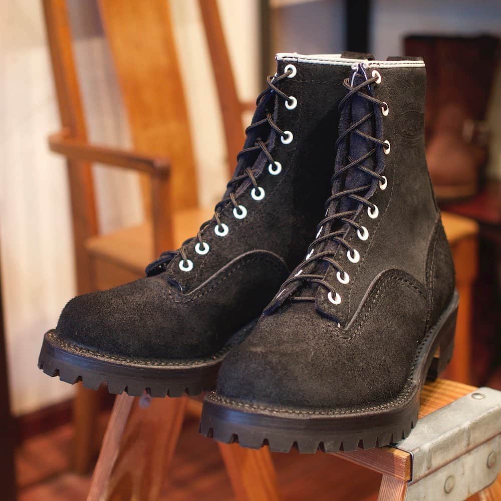 のインスタグラム：「Custom Sample “Jobmaster" ブラックラフアウト(裏革)にセミレースのレーシングパターンを組み合わせたカジュアルな"Jobmaster"を紹介します！詳しくはスタッフブログにて。 . https://wescojapan.blogspot.com/2023/07/custom-sample-jobmaster.html . @wesco_japan アカウントトップのURLからブログへリンクします。 . #westcoastshoecompany #wesco #wescoboots #jobmaster #since1918 #100YEARS #oregon #scappoose #madeinUSA #tokyo #ebisu #wescojapan #wescoebisu #wescosetagaya」