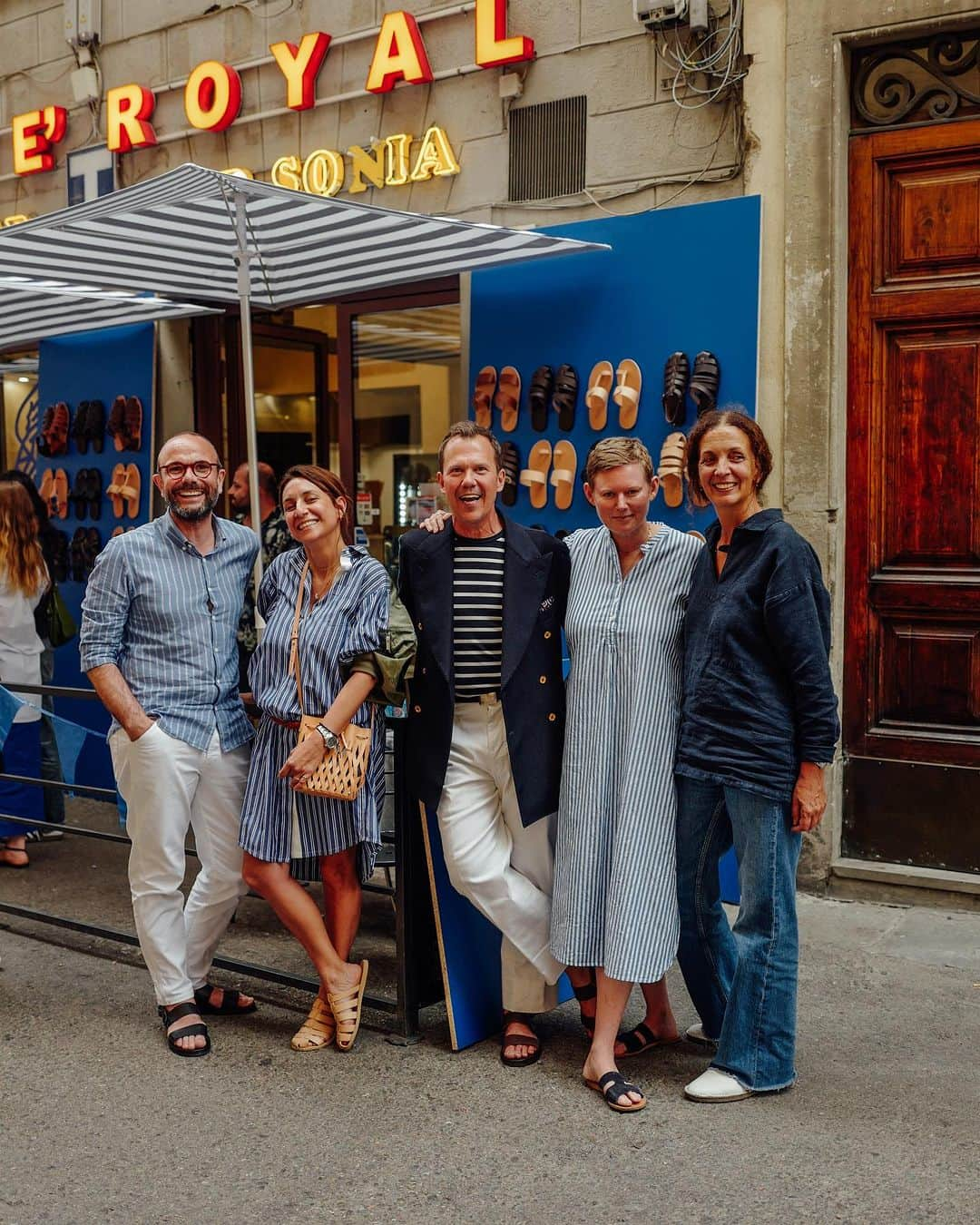 アンシャングリークさんのインスタグラム写真 - (アンシャングリークInstagram)「Last month during Pitti Uomo, we presented our first men’s collection for SS24 by our new Head of Menswear design, Alain Leber. To celebrate the relaunch, we partnered with Yolanda Edwards @yolojournal.  A typical Italian bar was transformed into a touristic shop where we talked about men wearing sandals, holiday destinations and drank good Greek beer. Thank you @lorenzo_sodi for all the help and photos. A big thank you to Maria Lemos and @isminnik」7月11日 22時02分 - ancientgreeksandals