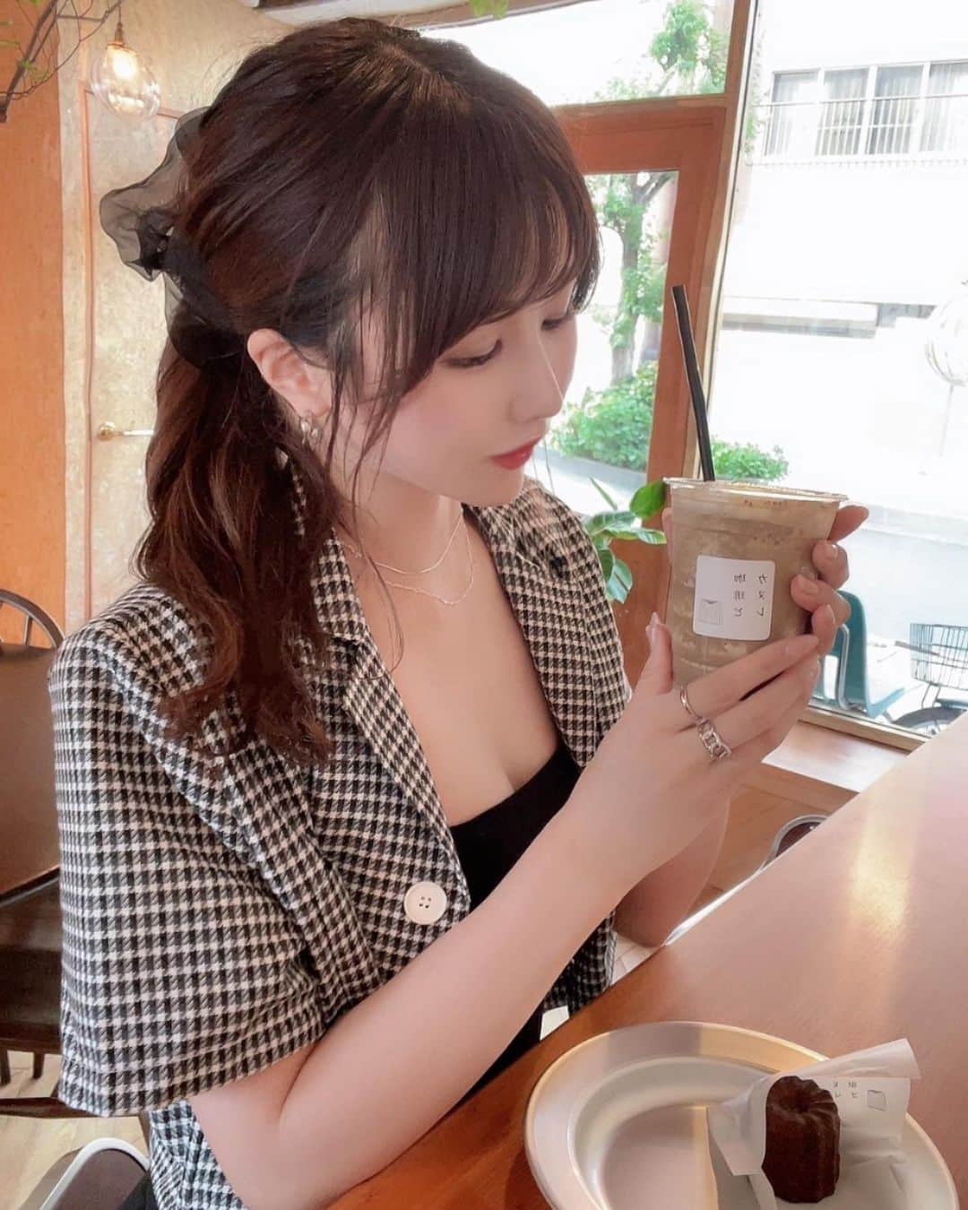 平林萌愛さんのインスタグラム写真 - (平林萌愛Instagram)「定期的にカヌレ食べたくなる🧁🤍 休日にお友達に会いに豊橋に行ったよ〜‪‪❤︎‬」7月7日 17時12分 - __hbysgm