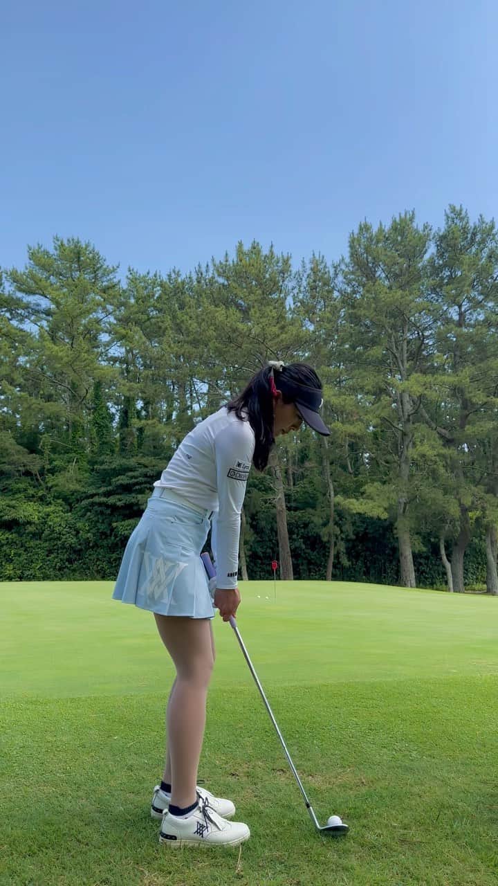 小澤美奈瀬のインスタグラム：「アプローチショットの動画を見たいですのご要望にお応えして、GTDウェッジ58°のアプローチ動画です🥰🩷 連続カップインが気持ちよくて嬉しかったなぁ😍 みんなの良いイメージになると嬉しいです🥰💕  #ゴルフ #アプローチ #sw #58」