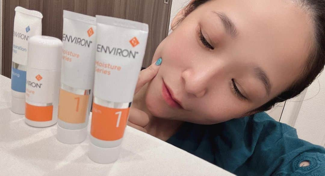 世手子さんのインスタグラム写真 - (世手子Instagram)「I want to aim for non-foundation🌞 I want to be beautiful with a bare face✨✨ Perfect for dry skin💖💖💖 どんどん日差しが強くなって 乾燥肌にもつらい日々💦 乱れがちなこの時期 @environ_jp おすすめです^ - ^ ビタミンAのオレンジが特徴的（＾ν＾）  クレンジングジェル：100円硬貨大  モイスチャートーナー：500円硬貨大  モイスチャージェル1：パール2粒大  モイスチャークリーム1：パール2粒大 の1〜4ステップ( ＾∀＾) 香料・着色料を使用していないこだわりが嬉しい（＾ω＾） 全国のクリニック・サロン、またはLive Active STORE(公式オンラインストア)で購入が可能だよ(´∀｀=) 育児でバタバタな毎日なので日々のケアはなるべく短縮して  今年の夏は、ノーファンデ目指したいな(*´◒`*)  #エンビロン #モイスチャー１セット #ビタミンA #スキンケア #ドクターズコスメ #レチノール #ad　 #ドタバタ育児  #二児のママ  #2児育児 #赤ちゃんのいる暮らし  #3歳男の子 #3歳差育児  #二児の母 #二児ママ  #ママシンガー  #二児育児 #2児ママ #2児のママ #赤ちゃんのいる生活」7月7日 17時13分 - rojide