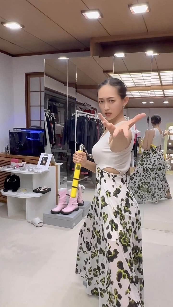 梨衣名のインスタグラム：「RESPECT @brucelee 😊 #双節棍」