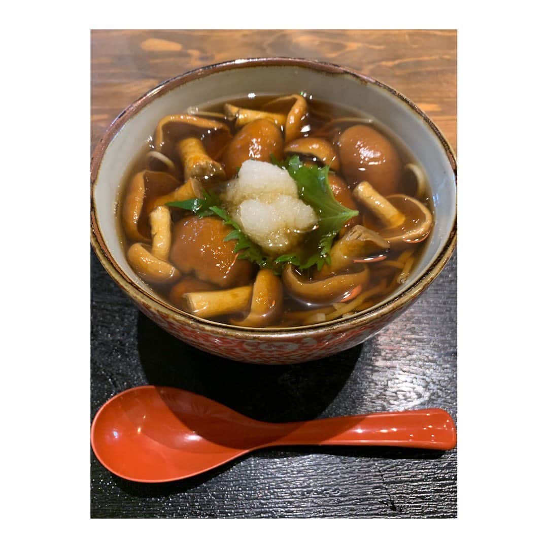 柴咲コウのインスタグラム：「地味に生活してます。 最近の滋味飯。  湿度と気圧の差で、体内膨張気味に加え疲れがとれないことも多いこの頃。  お酢を好むこの時季は、気や血が滞りがち。 ここは素直に、酸味をいただく。  あ、もちろん、梅しごと、始まってます。  #昼餉 #夕餉 #特大なめこ蕎麦 #菜食御膳 #冷やし中華始めようと思ったら麺がなくて素麺で #冷やし中華はじまりました #酸味一体 #うめしごとは順調です」