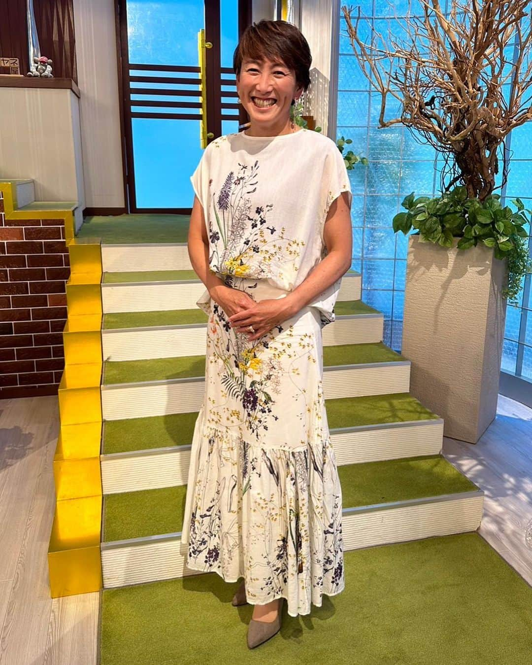 杉山愛さんのインスタグラム写真 - (杉山愛Instagram)「今日は「ミヤネ屋」出演でした✨  本格的に夏到来☀️ 衣装もすっかり夏です♪  【TEVALT】（ ティティレイトバレット） @dollupoops _tevalt_official  #衣装 #セットアップコーデ  #ロングスカートと #ロングジレ」7月7日 17時16分 - aisugiyamaofficial