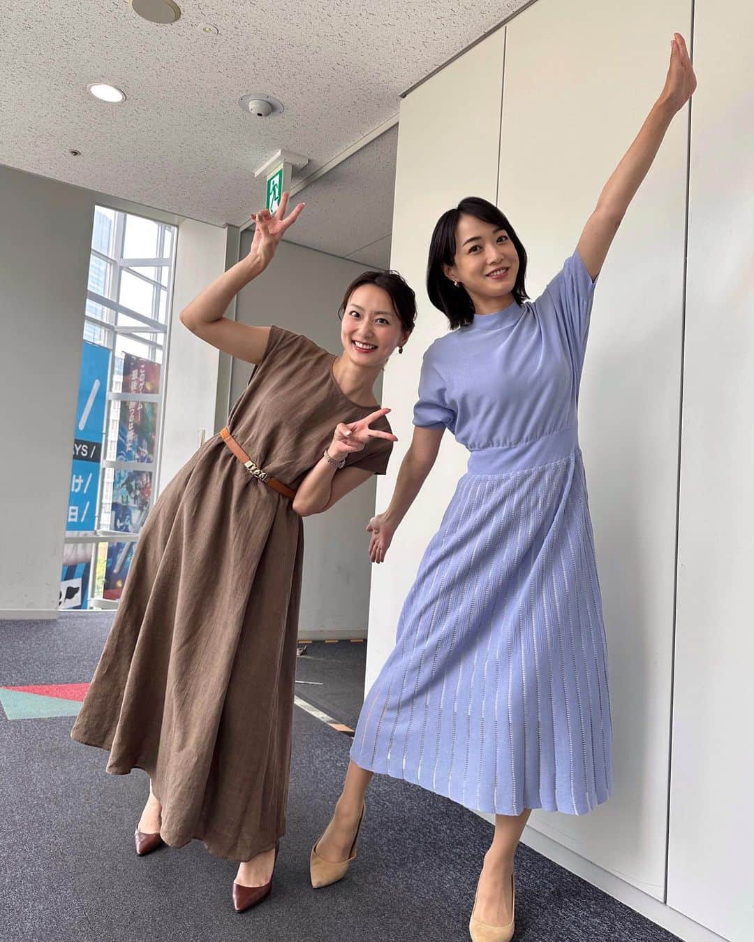 のインスタグラム：「⁡ 廊下で衣装の写真を通っていたら、同期の八木が通りかかったので、呼び止めて2ショット📷 2枚目は八木を発見してニヤリの私。 3枚目は謎のポーズをする私と大笑いの八木。 4枚目は二人して大笑い。  3枚目の八木と4枚目の私が、ほぼおんなじ顔してほぼおんなじポーズして笑ってて、「同期の絆だね🥺❤️」って話をしました笑 ⁡ #同期入社 #2008年入社 #女性3人竹内本間八木でした」