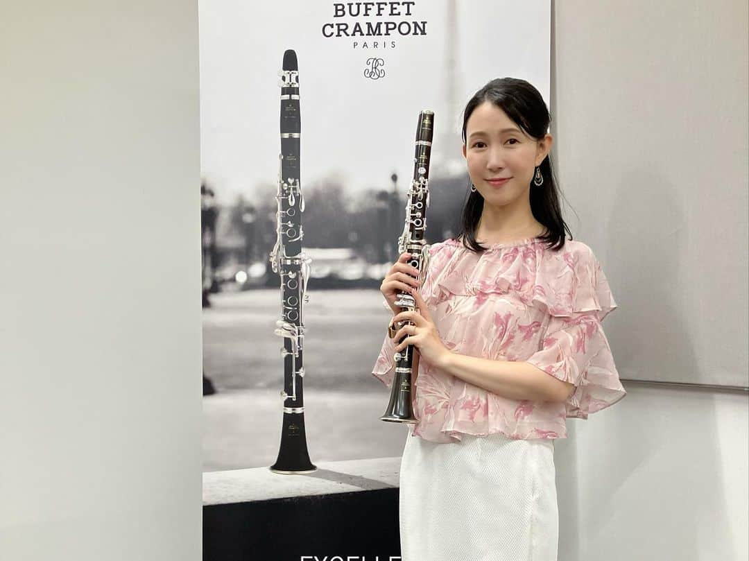 若林愛のインスタグラム：「ビュッフェ・クランポンのバレルセミナー＆コンサート@島村楽器 錦糸町マルイ クラシック店にお越し下さった皆さまありがとうございました🥰  吹き比べ、楽しかった♪ バレルも各機種も、クランポンは本当に良いものだらけだなー✨  私も今のDivine買ったの、吹き比べコンサートの時になにこれめちゃくちゃ良い！！ってなったのがきっかけで買い替えたんだよね😂笑  比べるって大切だ💖  ミニコンサートでは曲ごとに違うジャンルの曲をお楽しみいただきました☺️  ちなみにICONバレル、私はピンクゴールドのTOSCAモデルを持っています✨　 演奏シーンに合わせてバレルを替える選択肢があるってこと、たくさんの方に伝わりますように♪  8/22のコンサートご予約、受け付けております🥰 . #clarinet #クラリネット #wearebuffet #錦糸町 #島村楽器 #島村楽器錦糸町丸井クラシック店 #バレル #icon #iconバレル #吹き比べ」